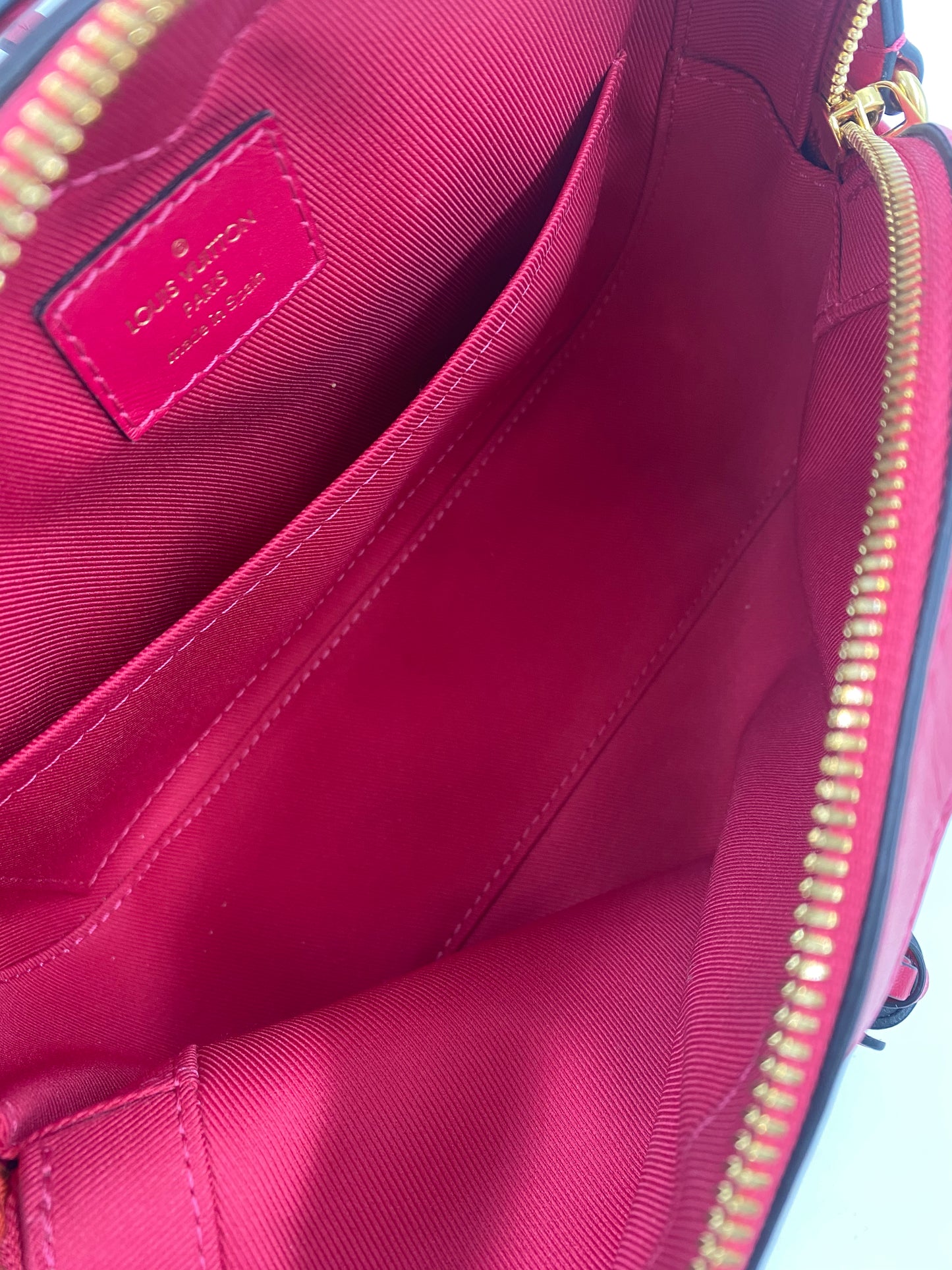 LOUIS VUITTON Saintonge Monogram fuchsia