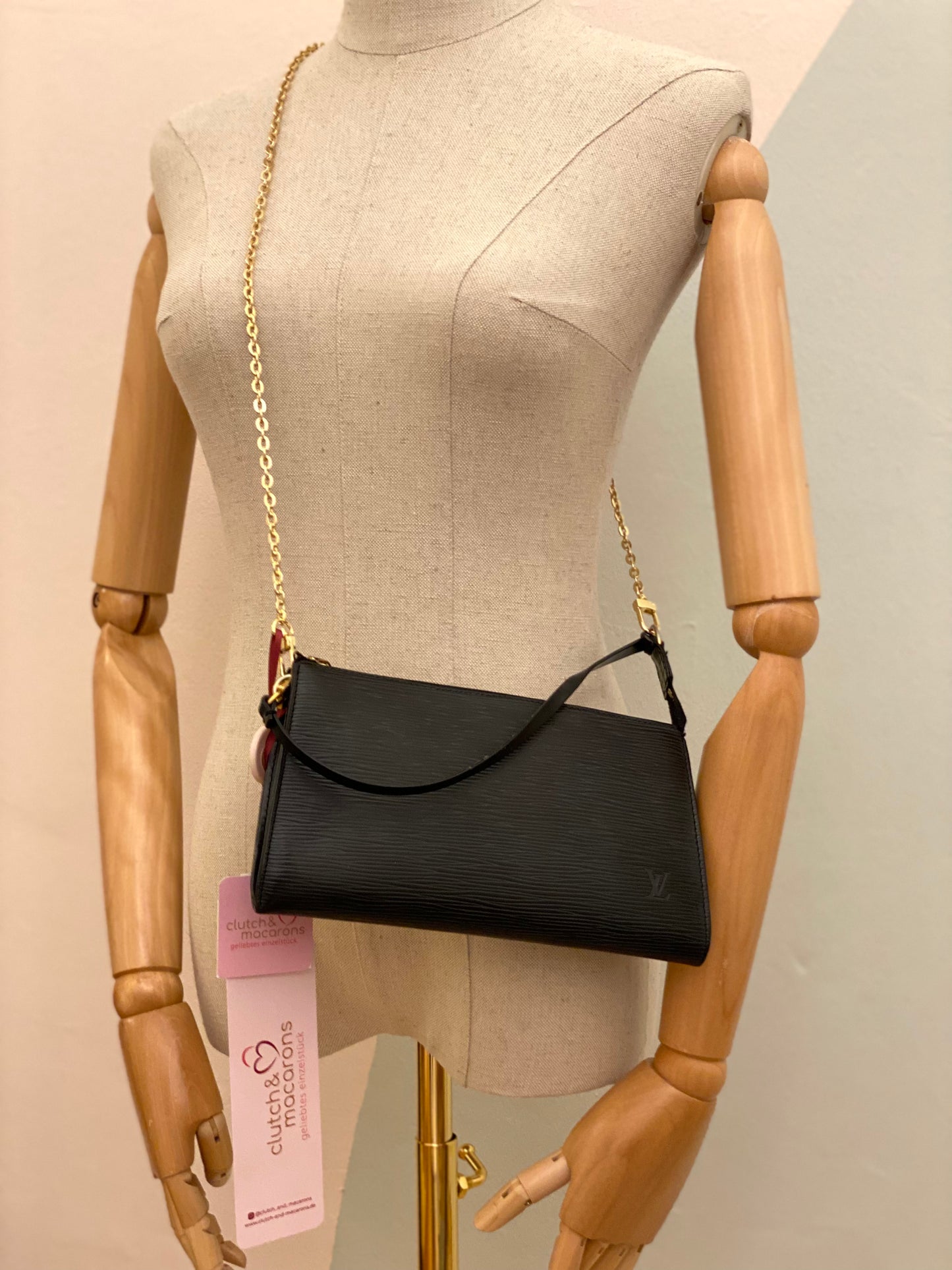 LOUIS VUITTON Clutch Pochette Epi noir schwarz