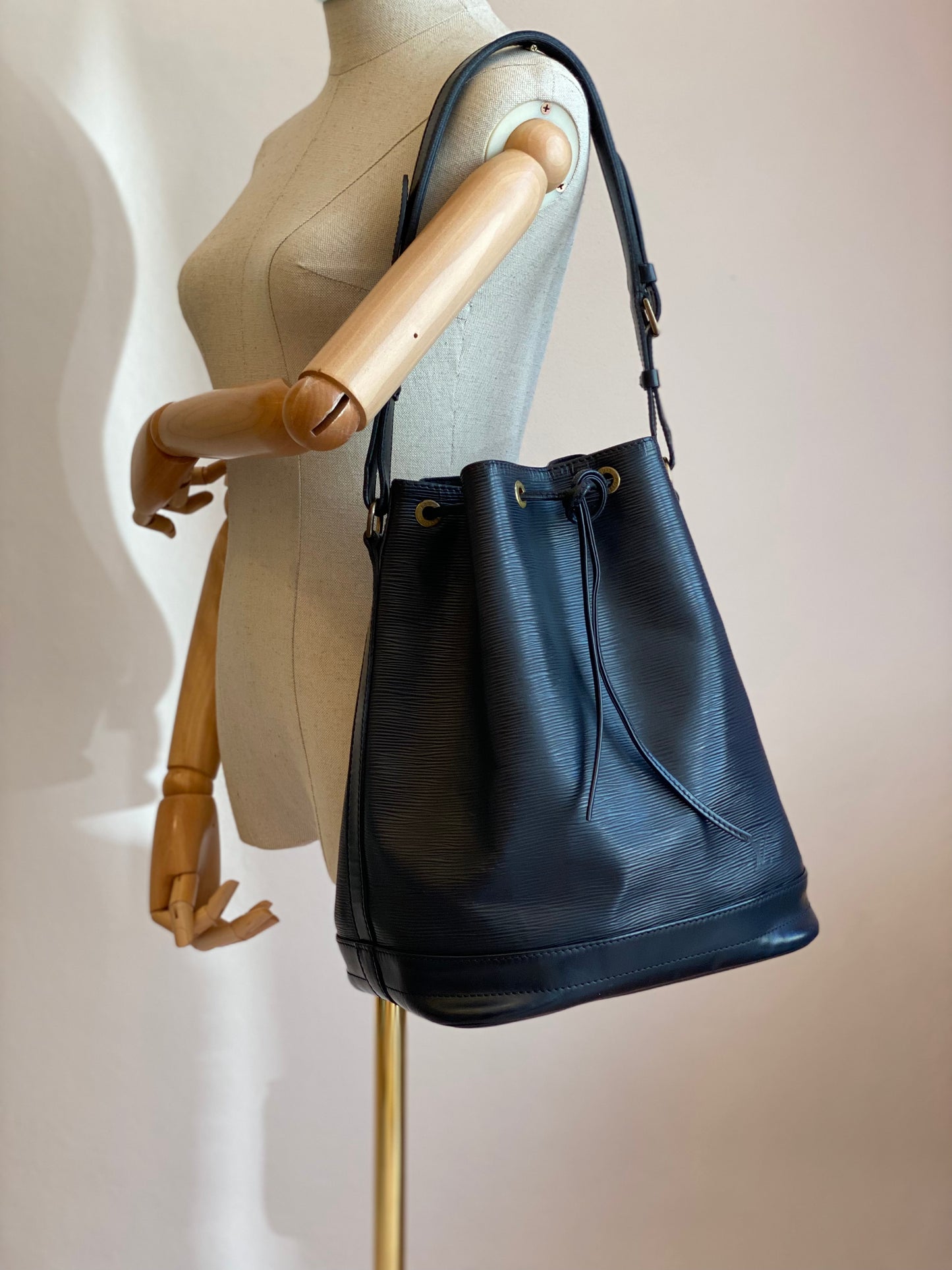 LOUIS VUITTON Noe Grande Epileder noir