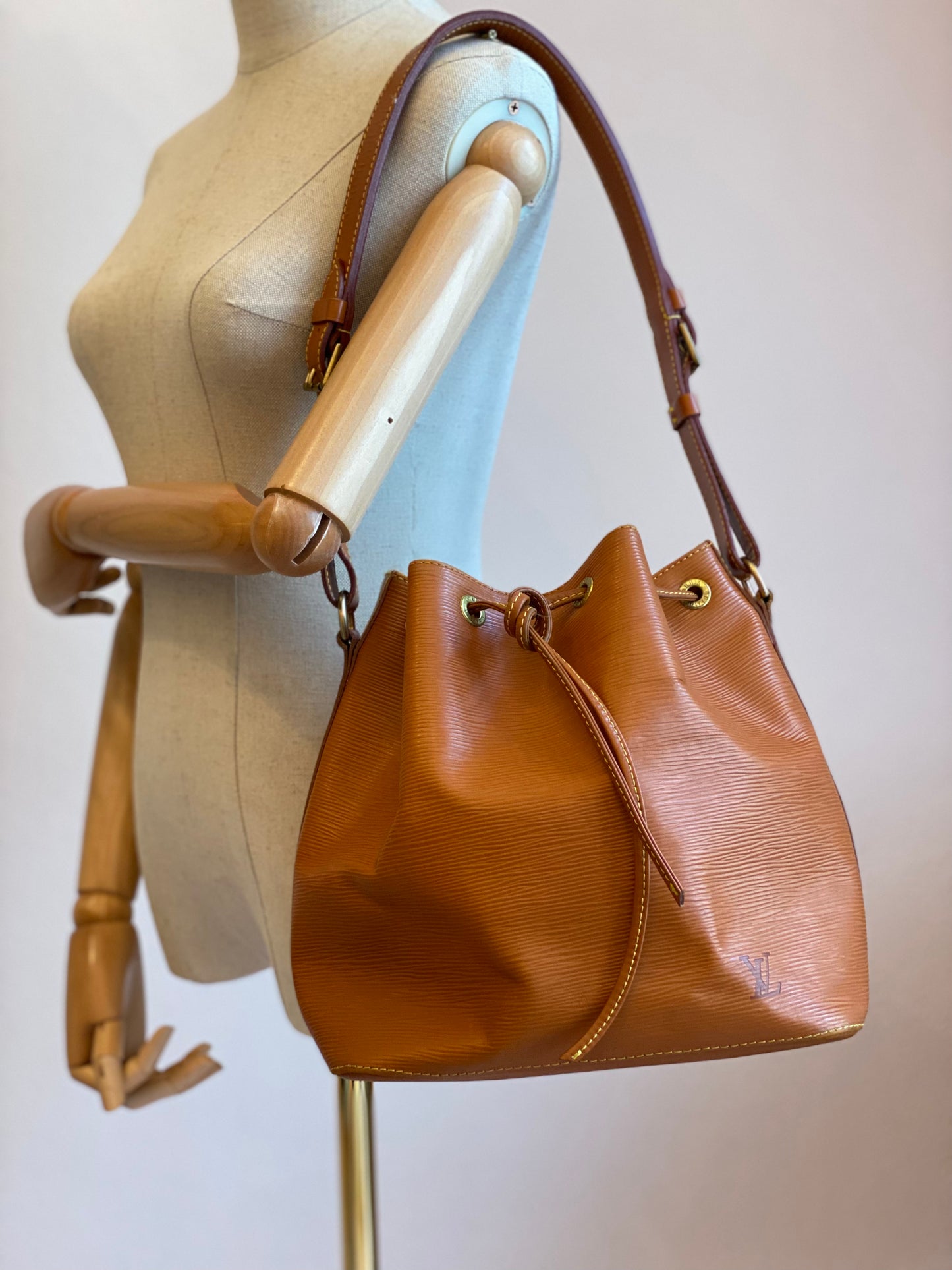 LOUIS VUITTON Noe petit Epileder cognac