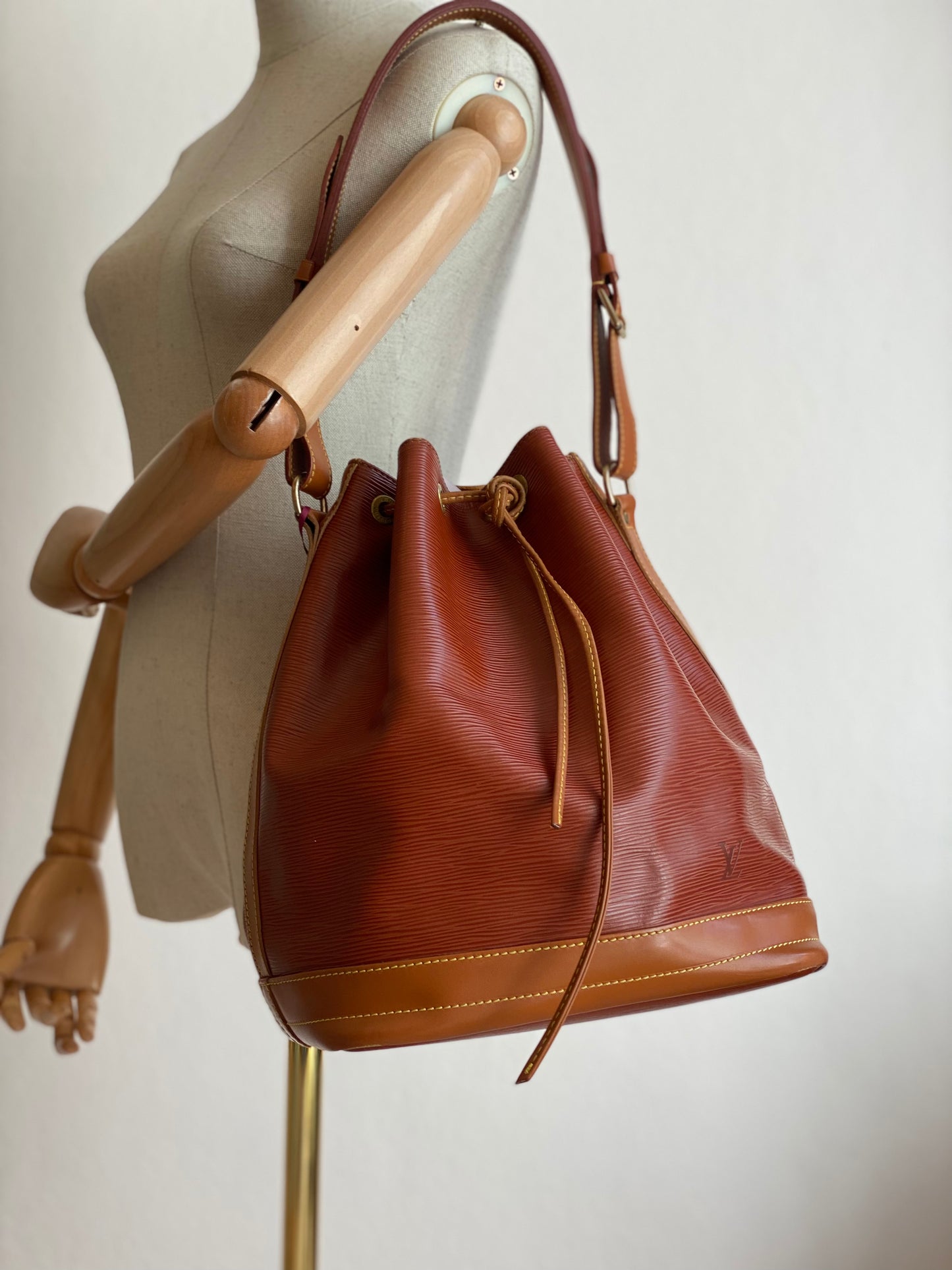 LOUIS VUITTON Noe grande Epileder Bicolor cognac