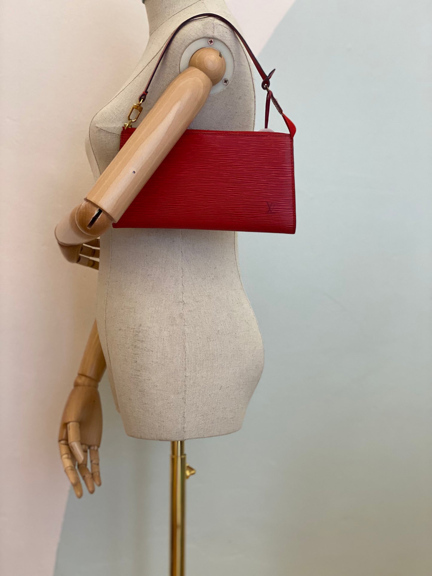 LOUIS VUITTON Clutch Pochette Accessoires Epileder rouge