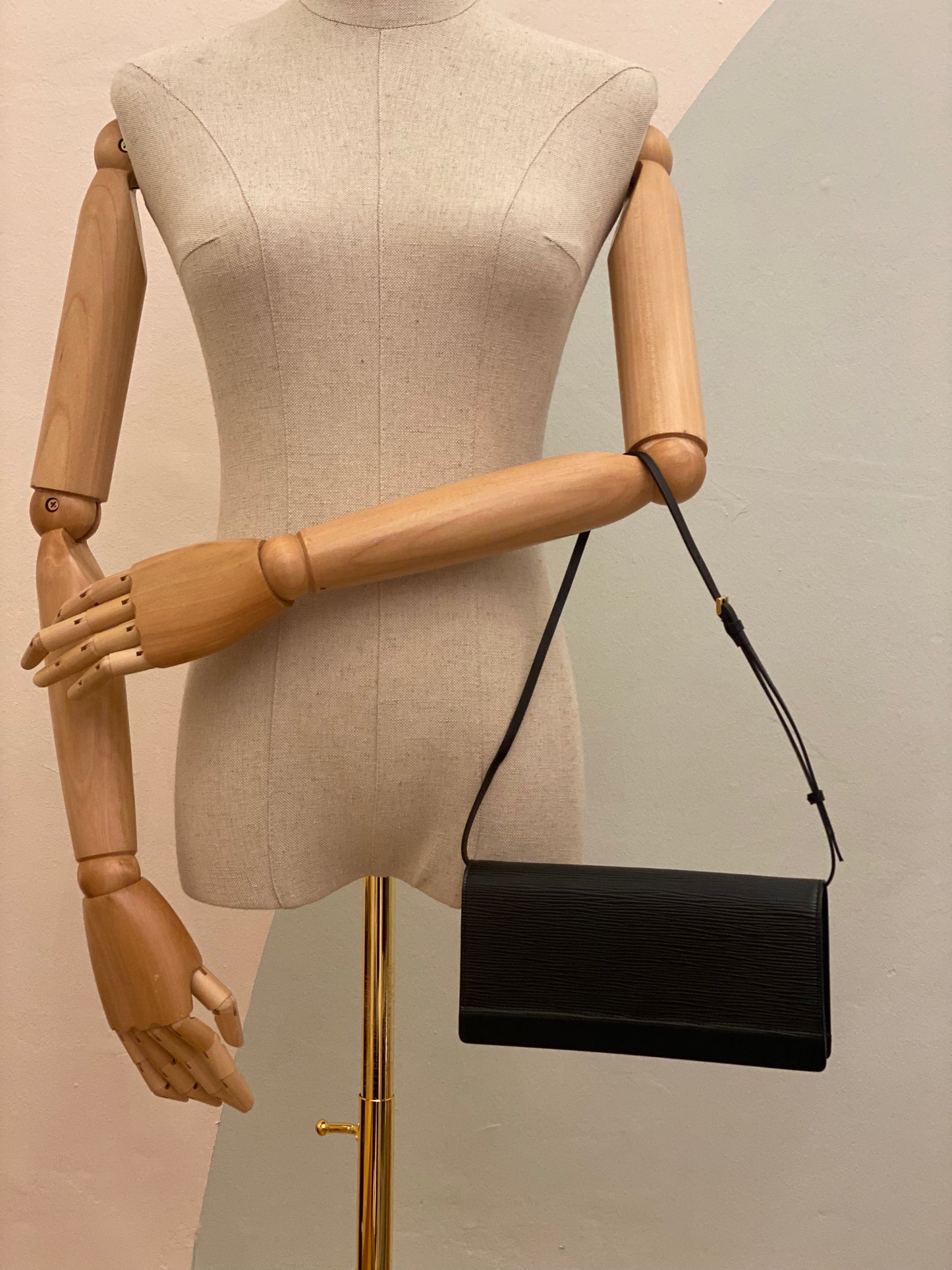LOUIS VUITTON Clutch Pochette Honfleur Epi noir schwarz
