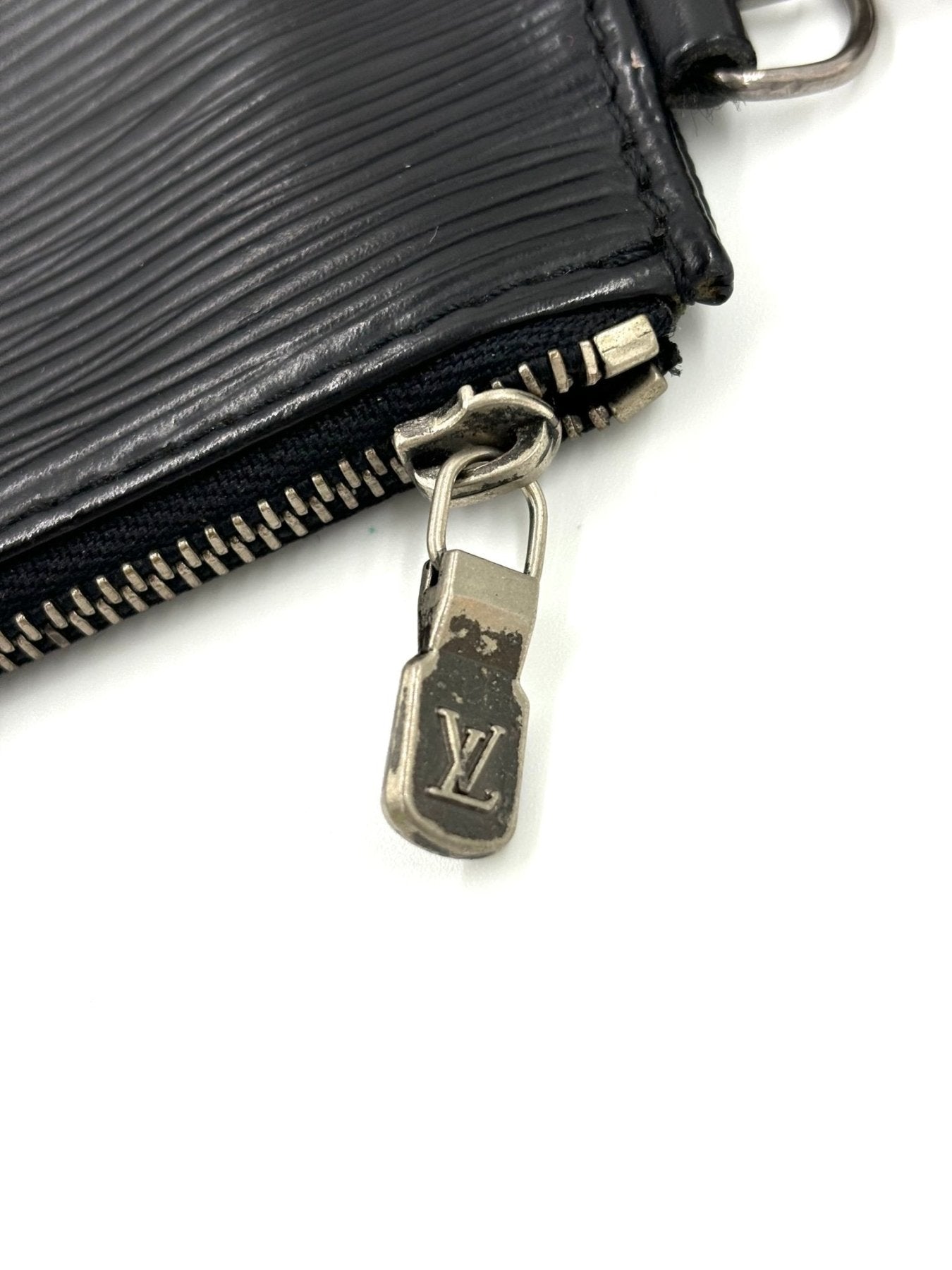 Louis Vuitton Sac D'Paule Epi noir Nahaufnahme des silbernen Reissverschlusses mit LV-Logo auf schwarzem Epi-Leder