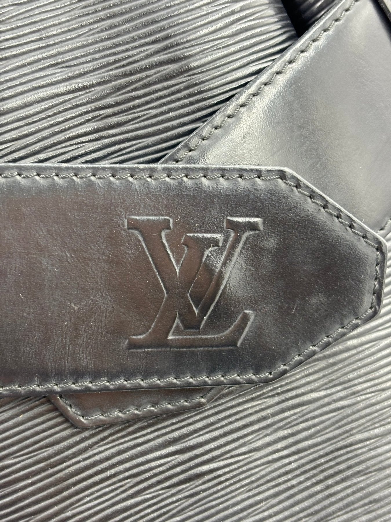 Louis Vuitton Sac D'Paule Epi noir Handtasche mit charakteristischer Lederstruktur und LV-Logo Praegung in schwarzem Epileder
