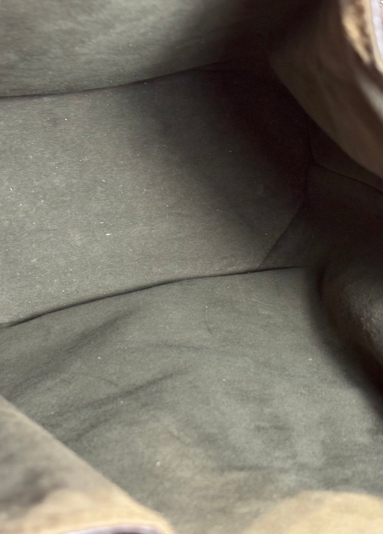 Graues Alcantara Innenfutter der Louis Vuitton Sac D'Paule Epi Tasche in Nahaufnahme