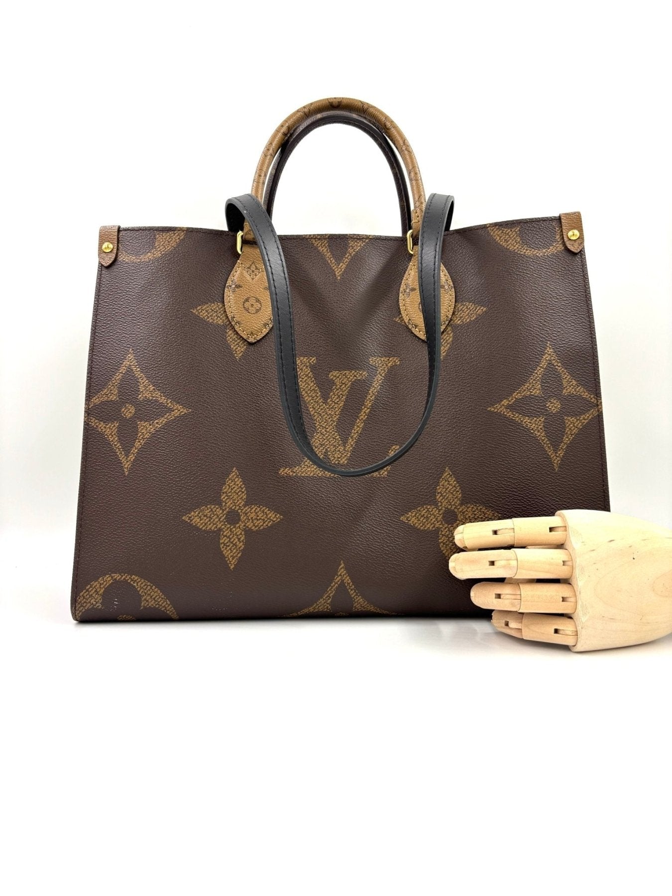 Louis Vuitton Onthego MM Monogram Giant Handtasche in braun mit charakteristischem LV-Muster und zwei Tragegriffen