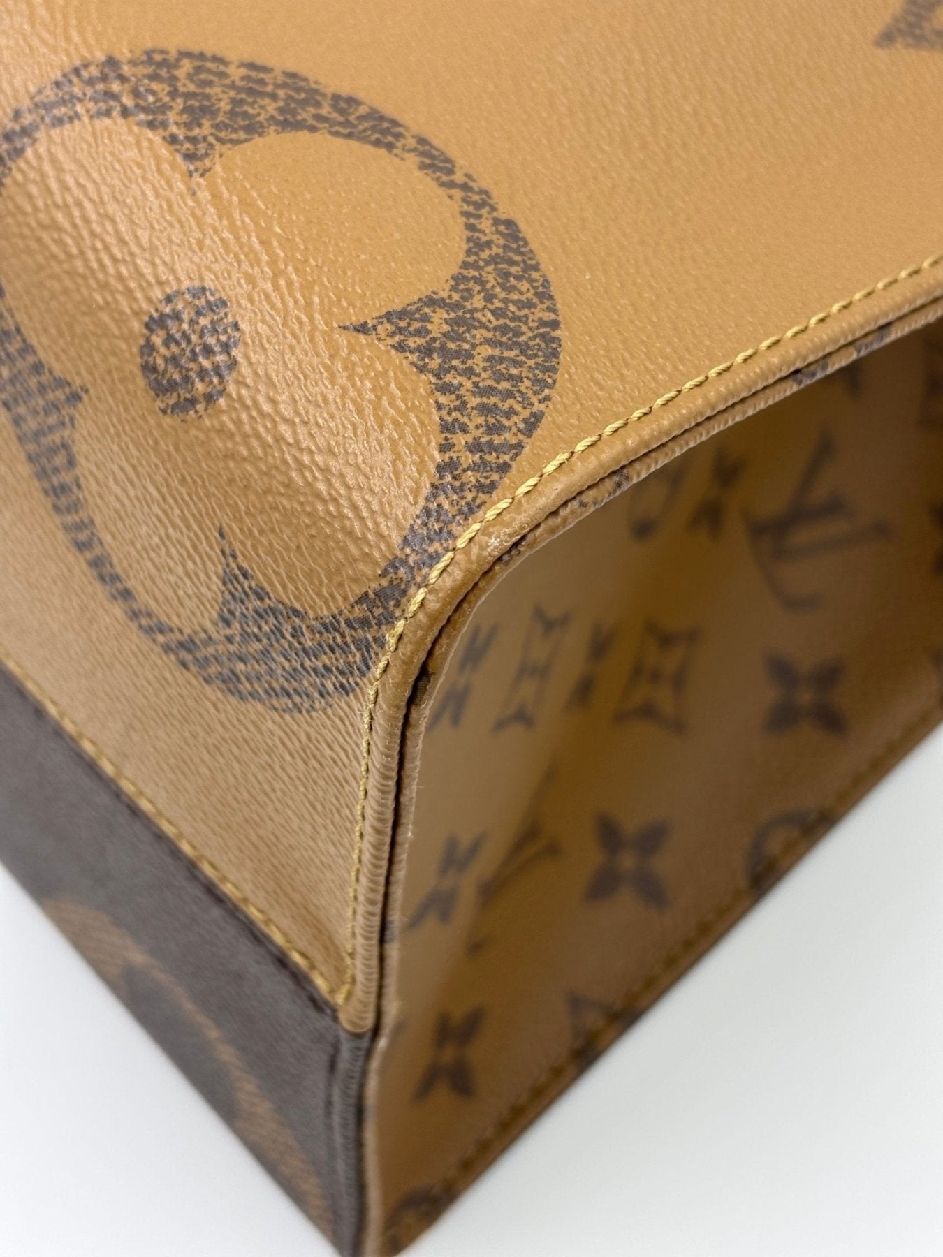 LOUIS VUITTON Onthego MM Monogram Giant - Clutch & Macarons - Chip - Clutch & Macarons -
