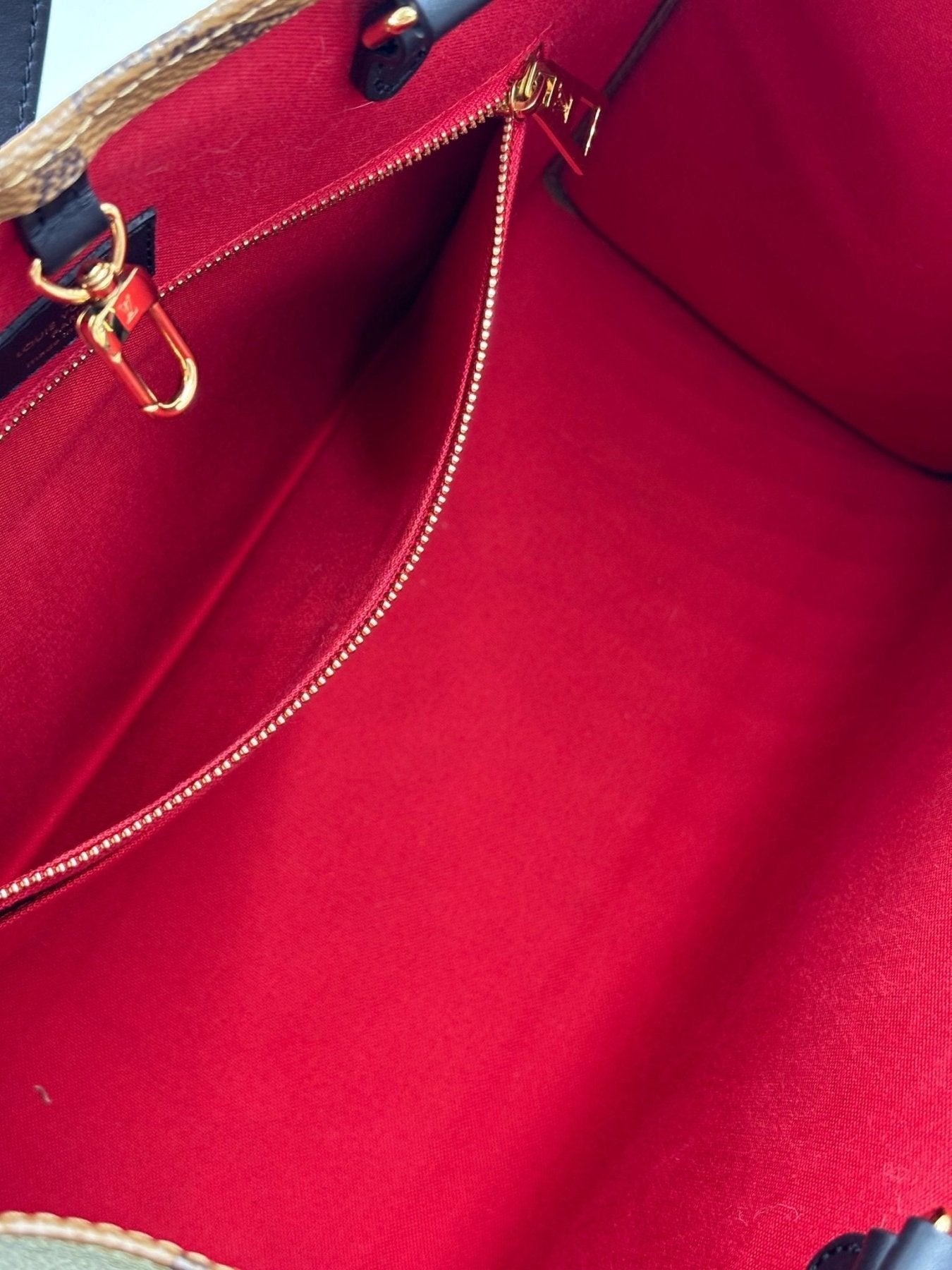 LOUIS VUITTON Onthego MM Monogram Giant - Clutch & Macarons - Chip - Clutch & Macarons -