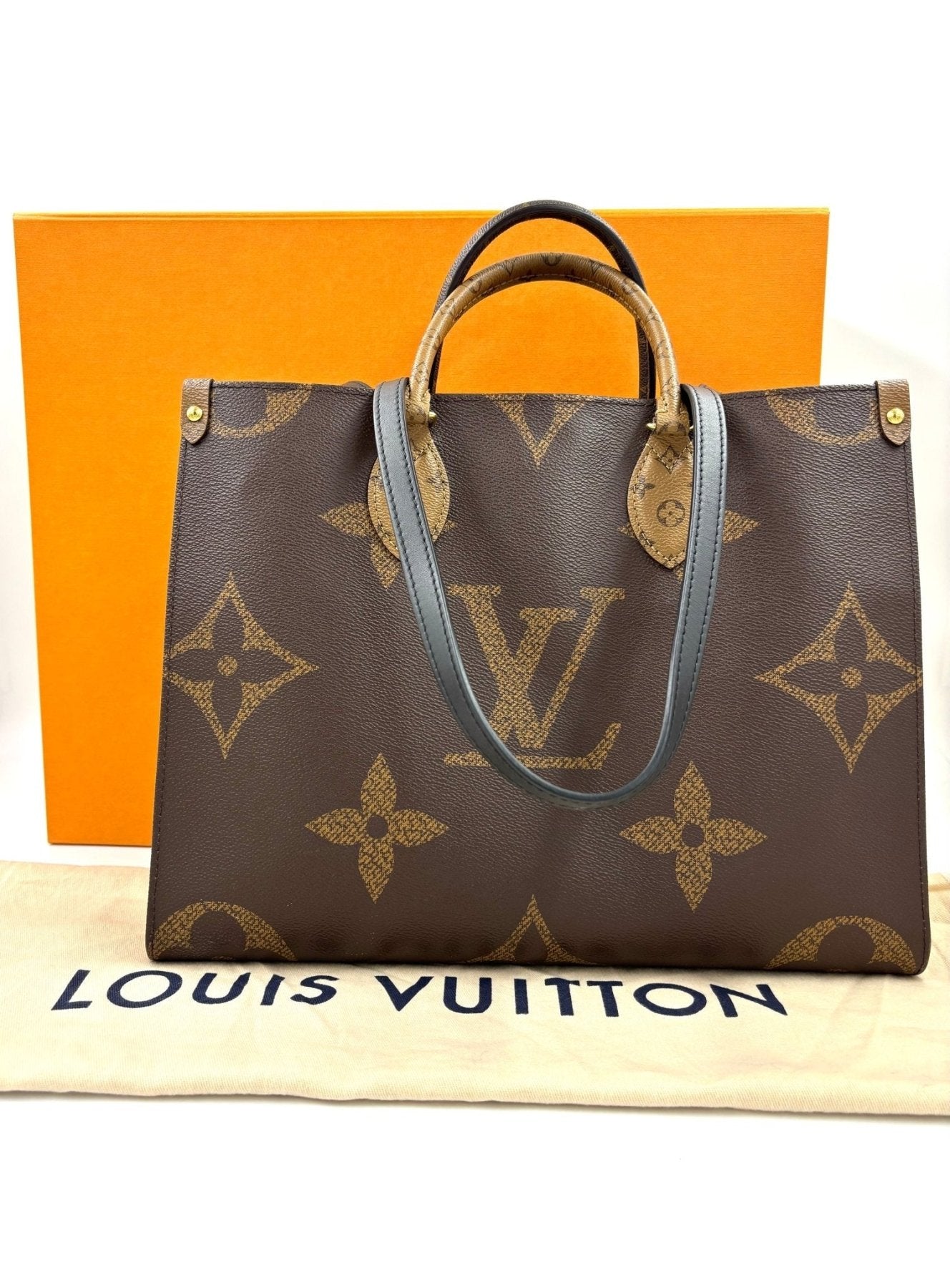 Louis Vuitton Onthego MM Tasche im Giant Monogram Design mit klassischem Canvas und Reverse-Muster vor orangefarbener Box