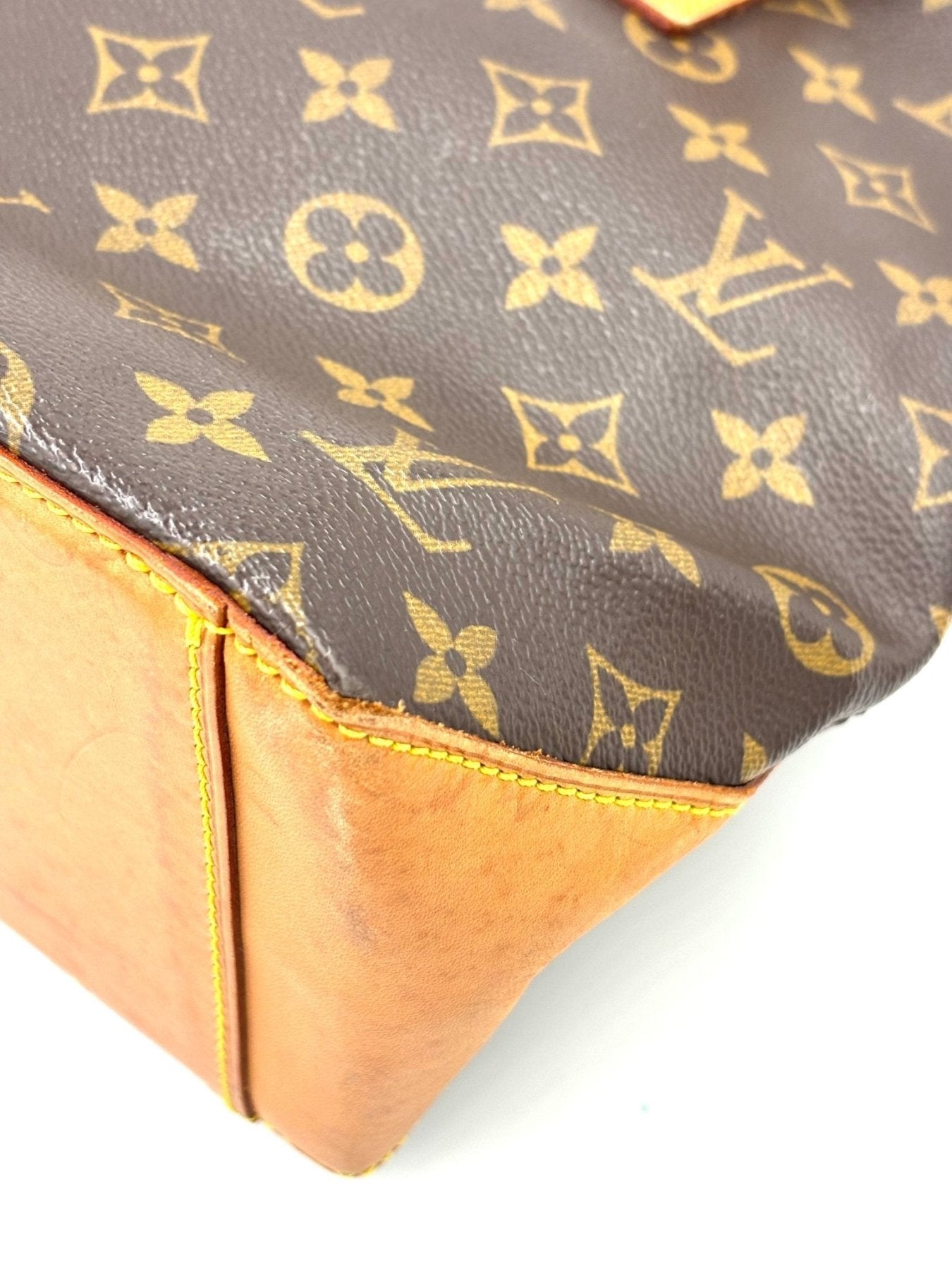 Nahaufnahme der Louis Vuitton Cabas Piano PM Monogram Canvas mit honigfarbener Lederpatina und minimalen Gebrauchsspuren.