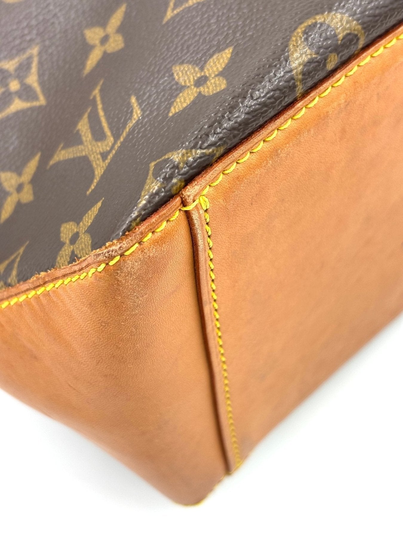 Nahaufnahme der leichten Gebrauchsspuren an der Louis Vuitton Cabas Piano PM Monogram Canvas Tasche aus 2002.