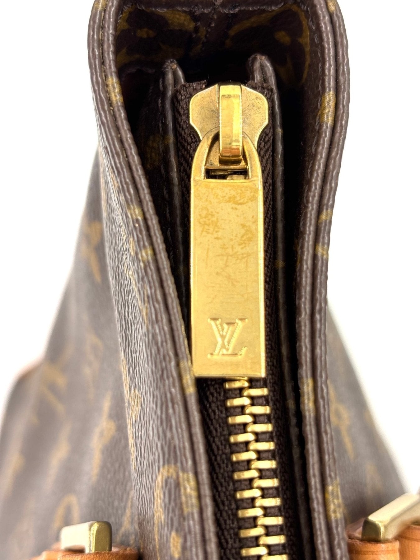 LOUIS VUITTON Cabas Piano PM Monogram Canvas Detailansicht des Reißverschlusses mit LV-Logo und Canvas-Material.