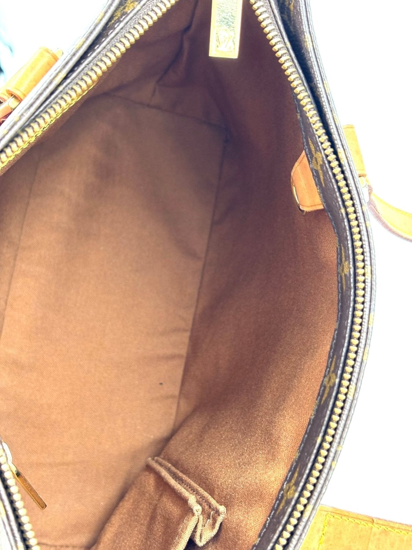 Innenansicht der Louis Vuitton Cabas Piano PM Monogram Canvas mit Reißverschluss und braunem Innenfutter.