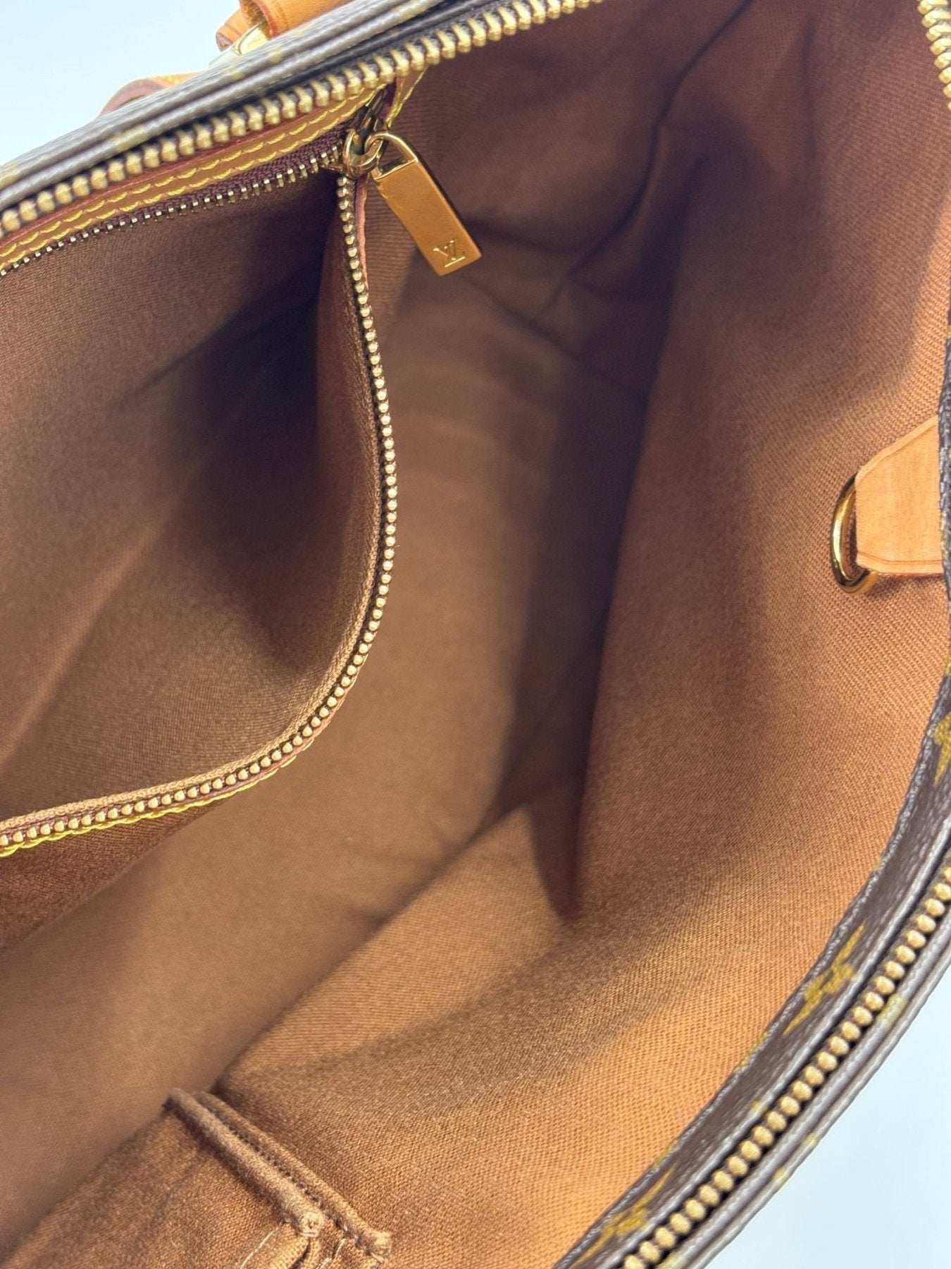 Innenansicht der Louis Vuitton Cabas Piano PM Monogram Canvas Tasche mit Reißverschlussfach und cleanem Innenfutter.