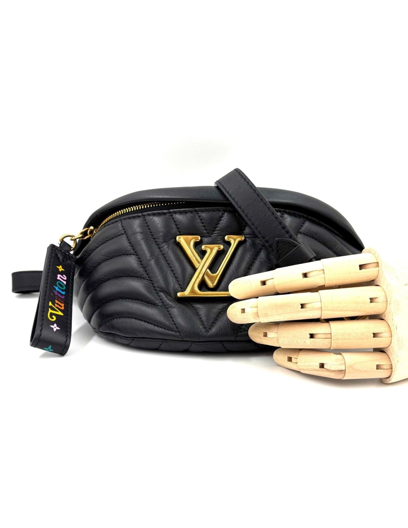 Louis Vuitton Bumbag New Wave in schwarzem Kalbsleder mit goldenem LV-Logo und buntem Reissverschluss-Anhaenger