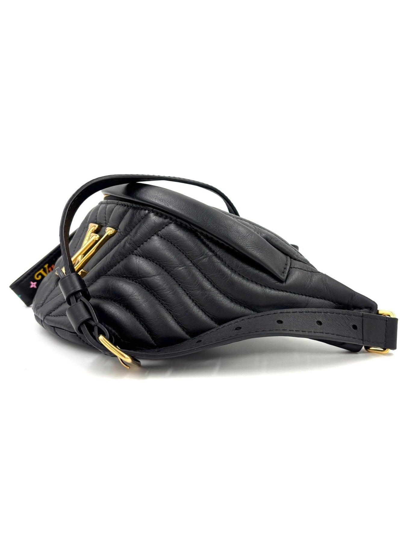 Louis Vuitton Bumbag New Wave in schwarzem Kalbsleder mit Wellensteppung und goldenen Metallbeschlagen, seitliche Ansicht