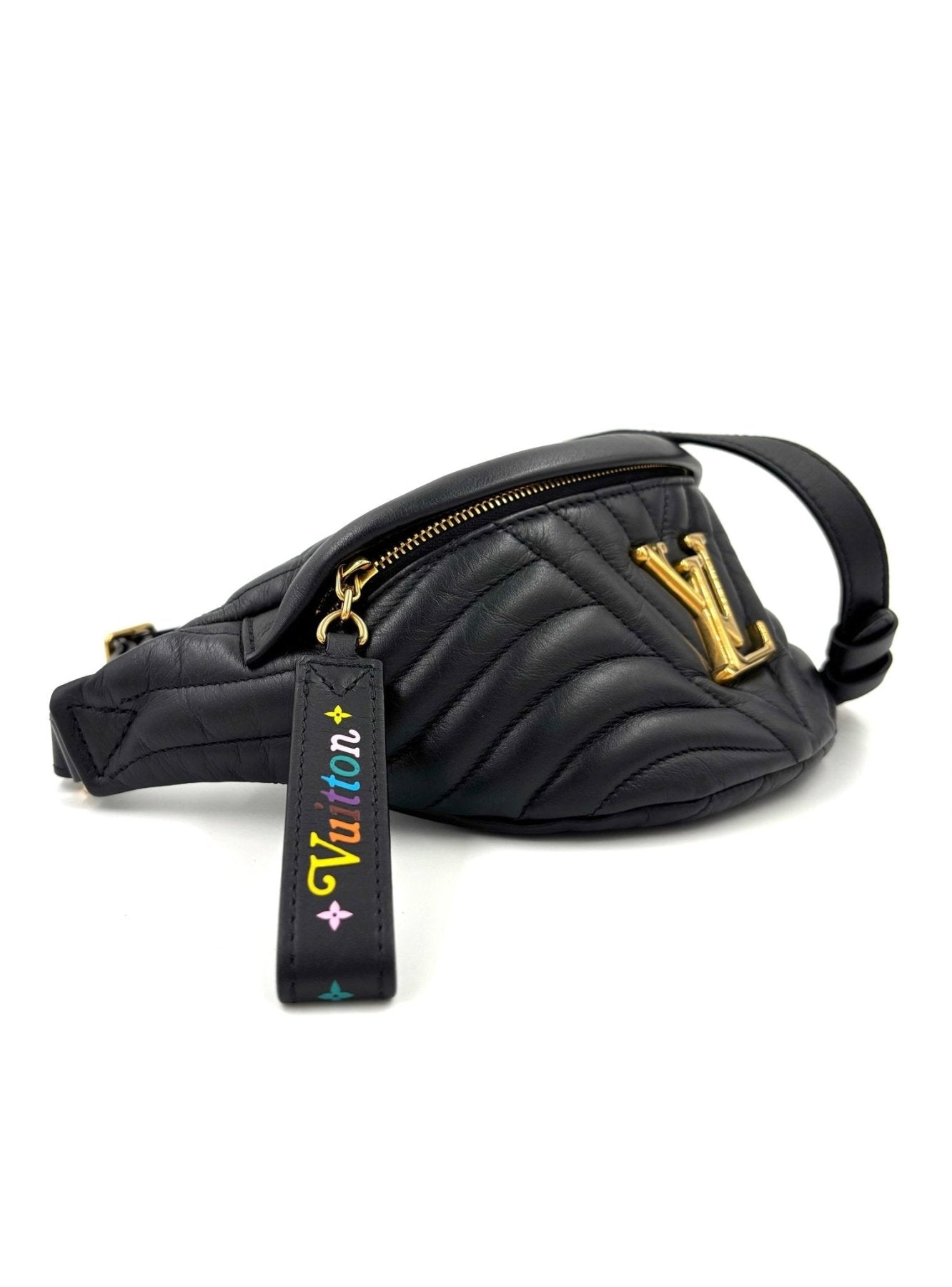 Louis Vuitton Bumbag New Wave in schwarzem Leder mit gestepptem Wellenmuster, goldenem LV-Logo und buntem Anhaenger