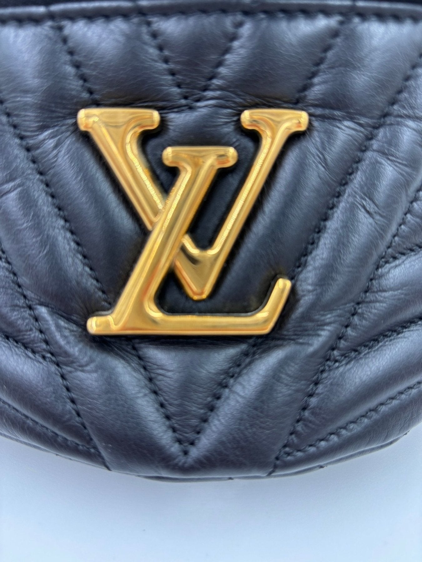 Louis Vuitton Bumbag New Wave in schwarzem Leder mit goldenem LV Logo auf gestepptem Muster