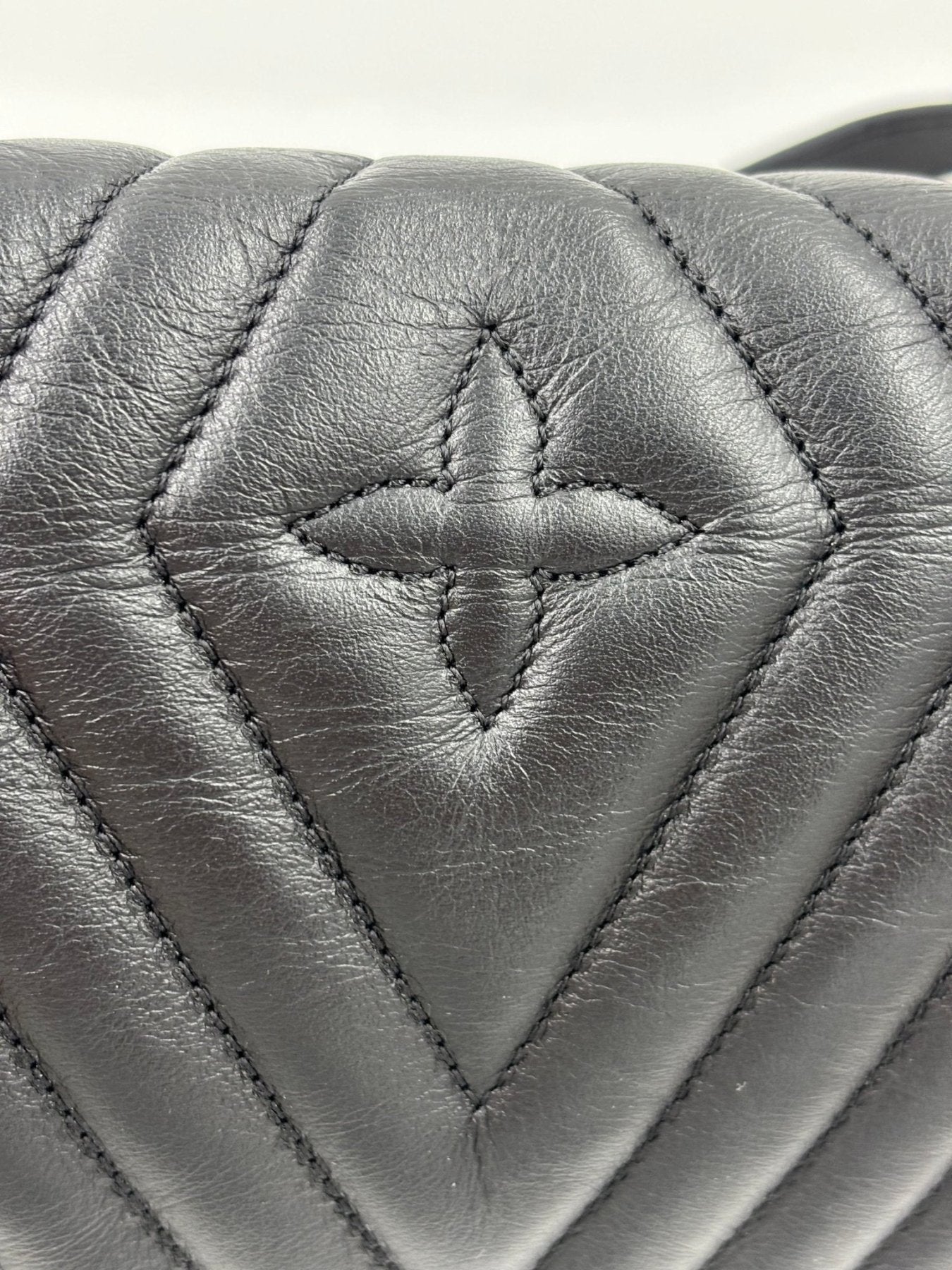 Louis Vuitton Bumbag New Wave Detailaufnahme des schwarzen gesteppten Kalbsleders mit V-Muster und Blumennaht