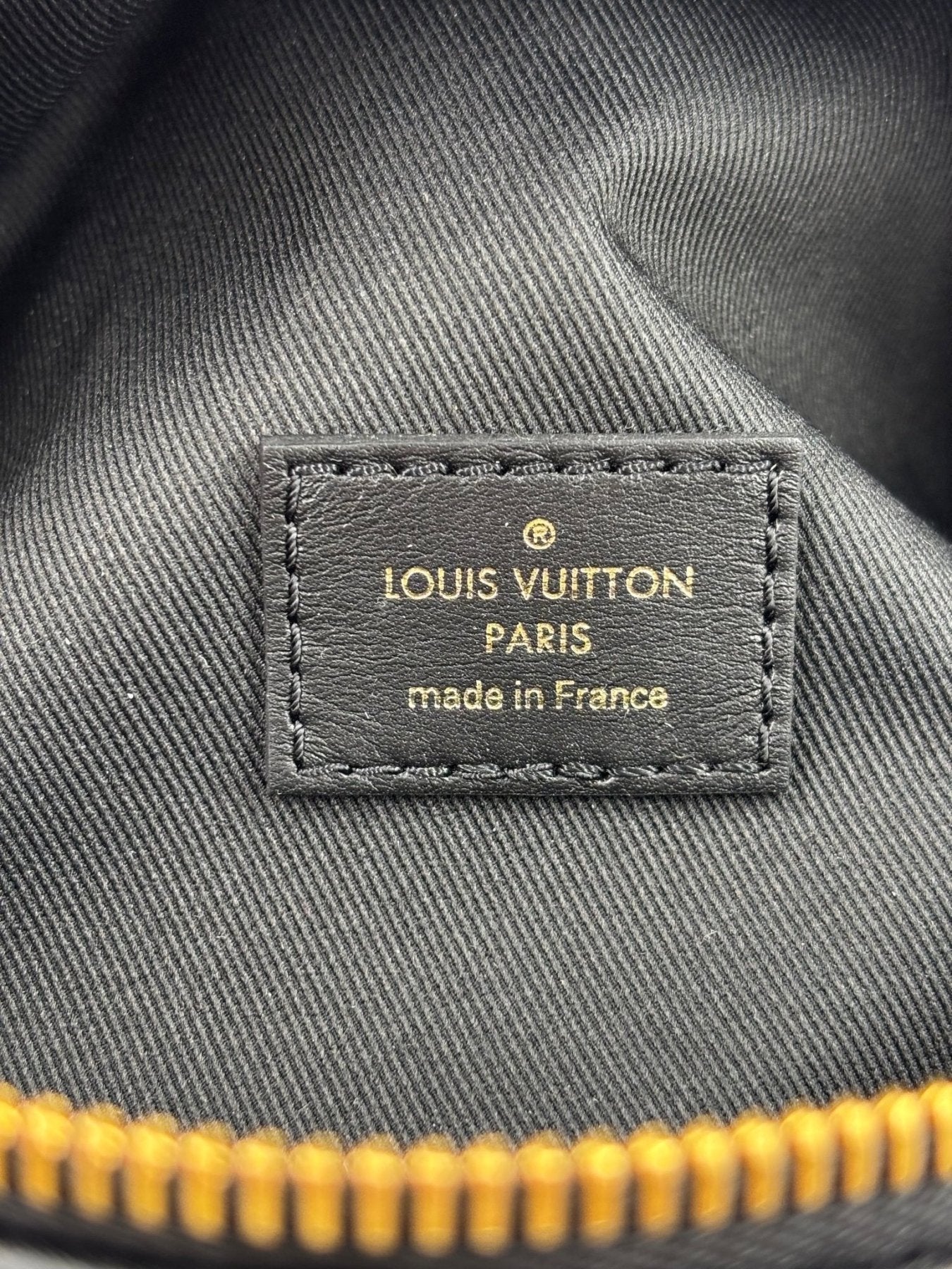 Louis Vuitton Bumbag New Wave schwarz Innenlabel aus schwarzem Leder mit goldener Pragung Made in France