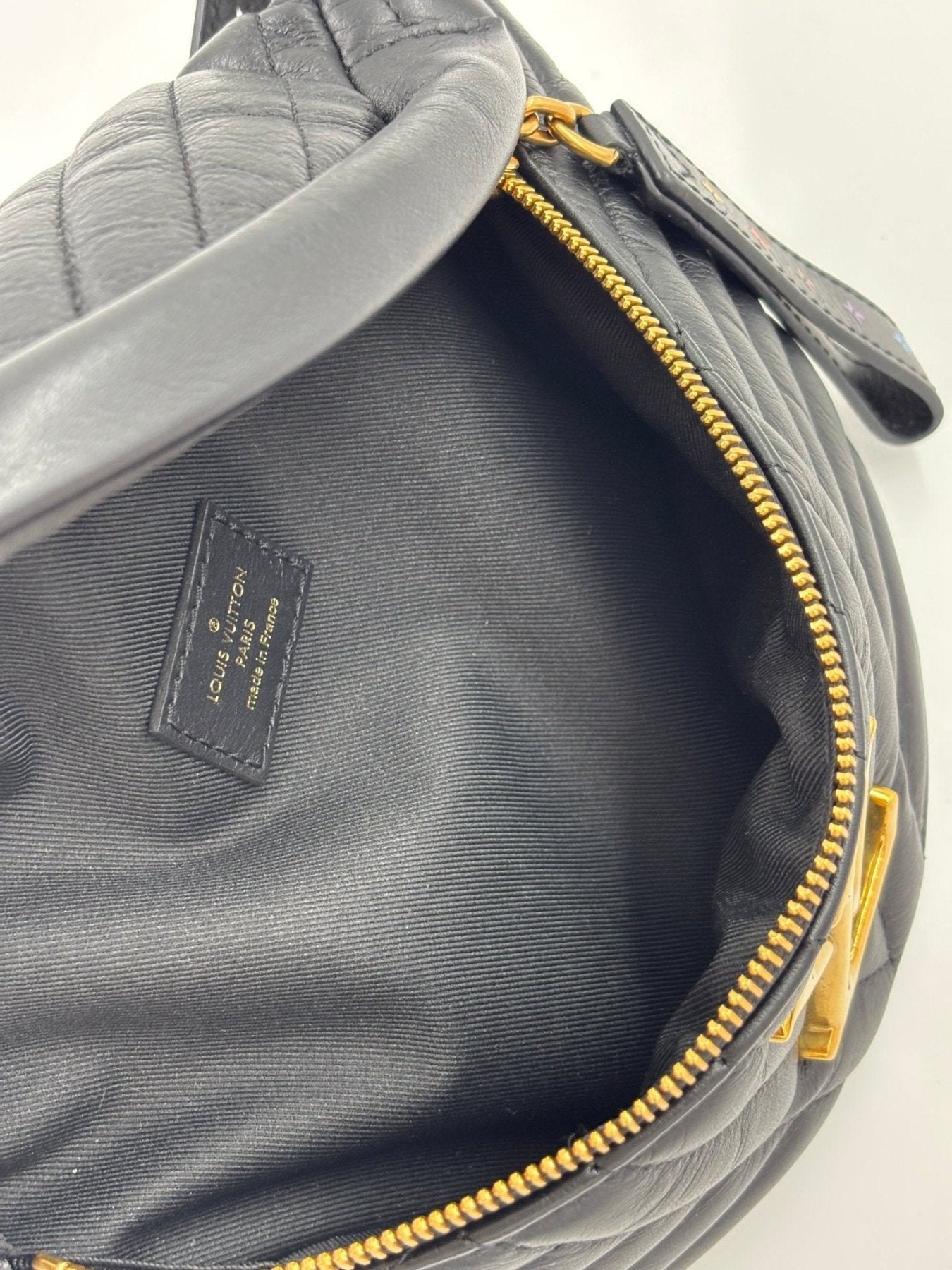 Louis Vuitton Bumbag New Wave in schwarz mit gestepptem Leder und goldenem Reissverschluss, Innenansicht des Futtermaterials