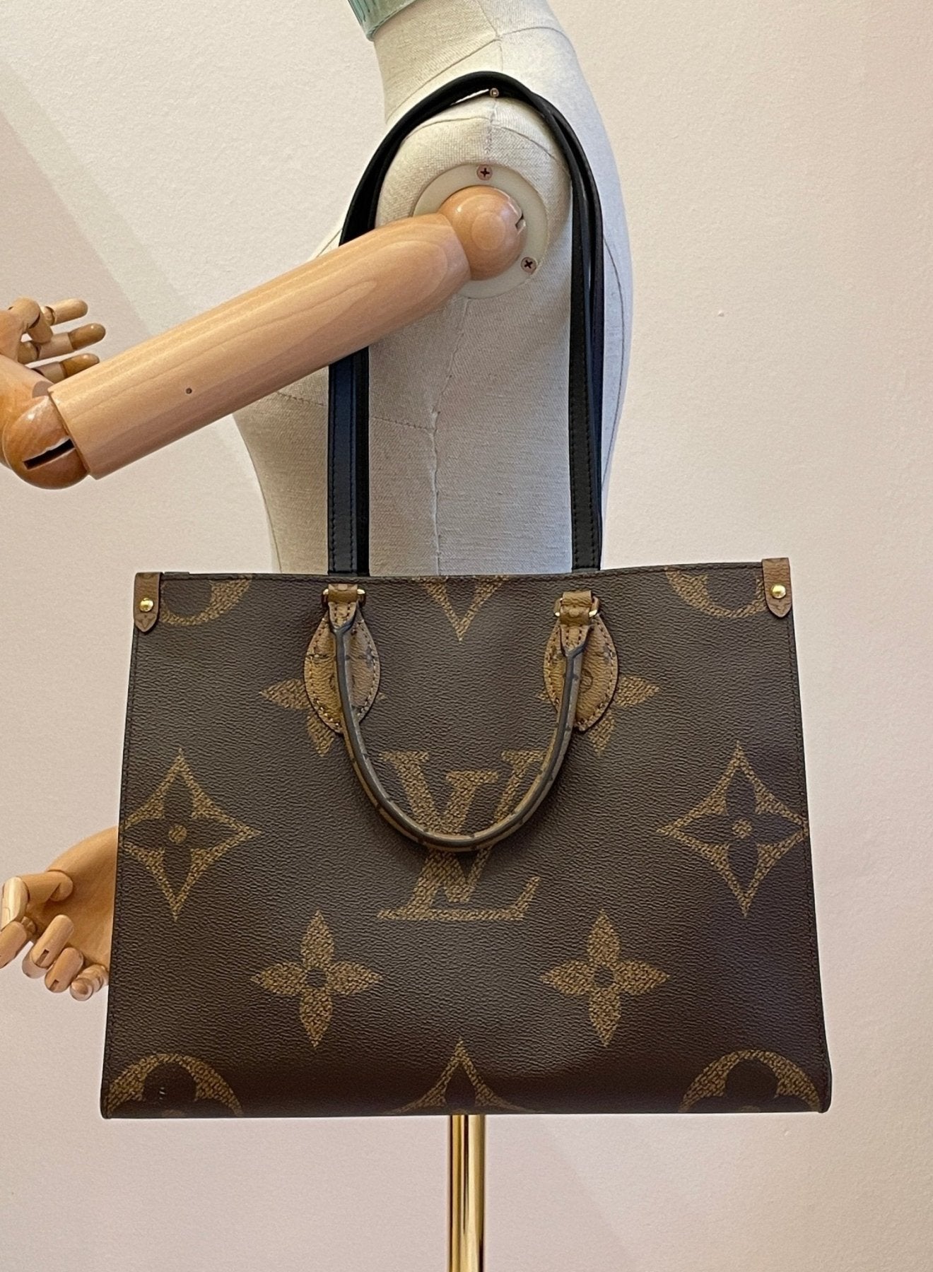 Louis Vuitton Onthego MM Monogram Giant Handtasche in braun mit charakteristischem LV-Muster auf Schaufensterpuppe