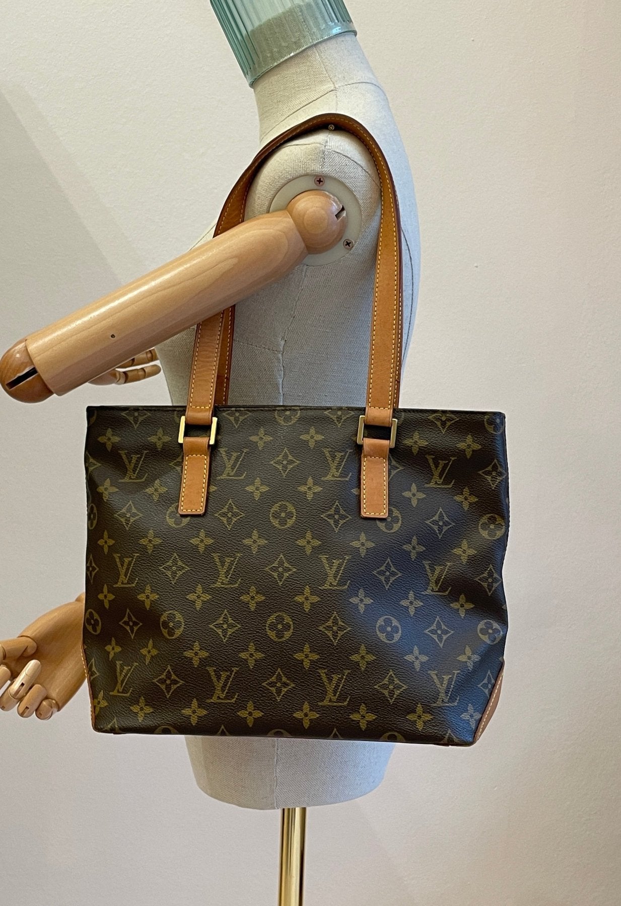 LOUIS VUITTON Cabas Piano PM Monogram Canvas Tasche mit Lederhenkeln und zeitlosem Monogramm-Design aus robustem Canvas.