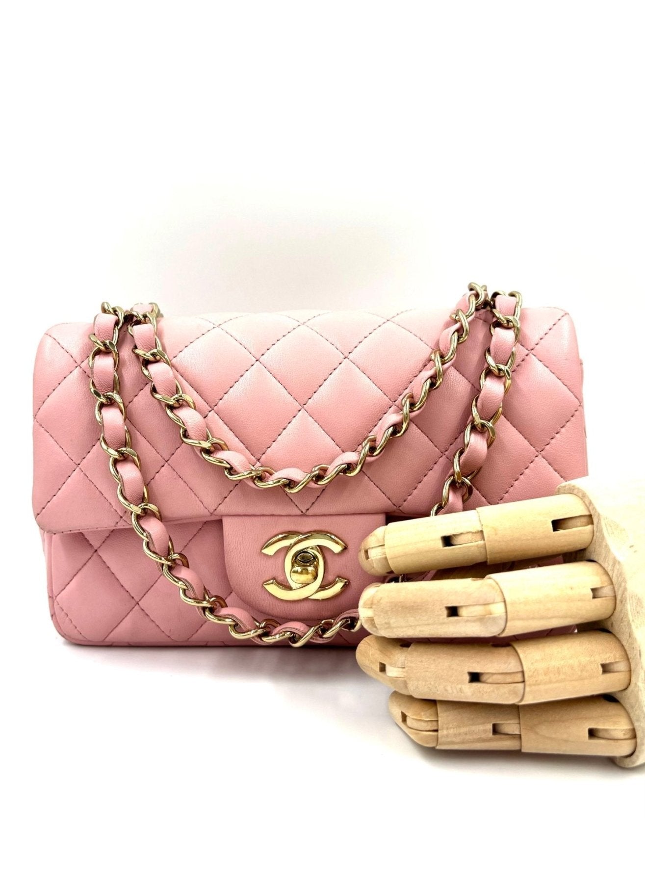 CHANEL Single Flap Bag mini Rectangular in zartem Rosa mit gestepptem Lammleder und goldener Kette auf weissem Hintergrund