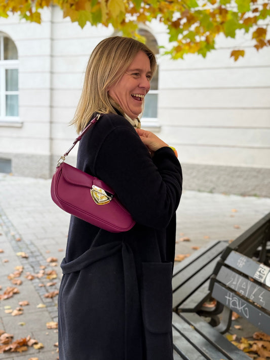 Das Louis Vuitton Vernis-Leder ist im Vergleich zu anderen Lederarten deutlich pflegeleichter.