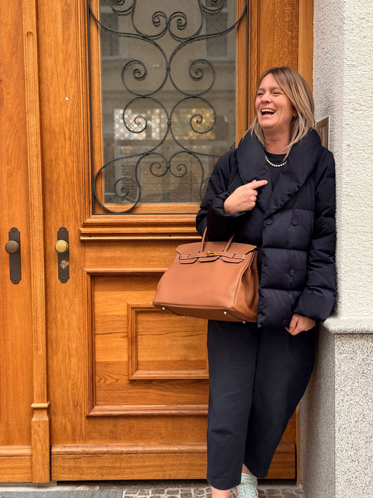 Frau mit original Hermès Birkin Bag.