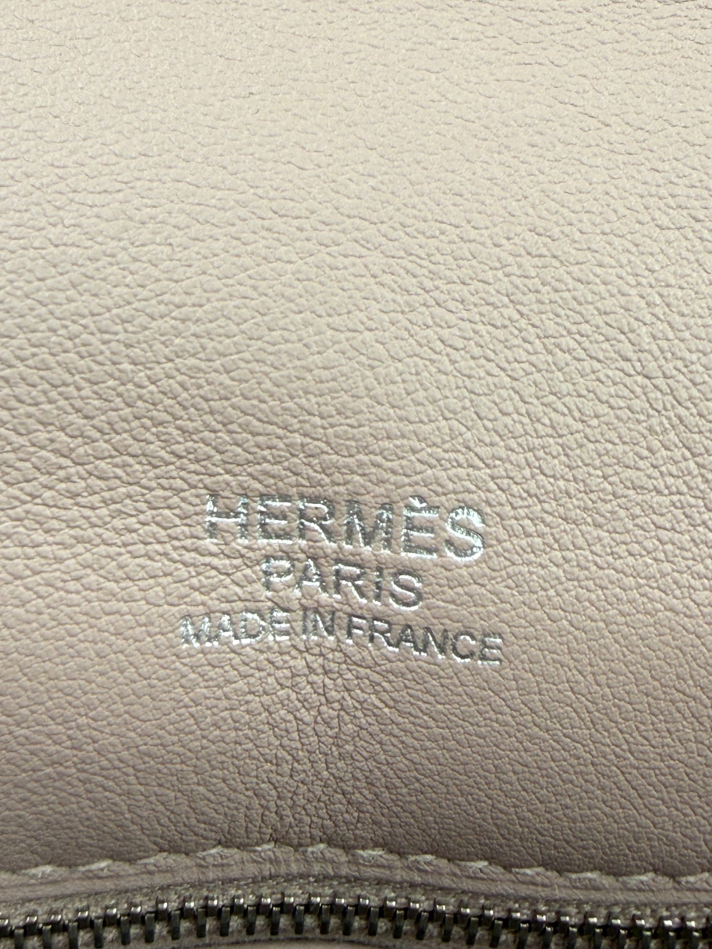HERMÈS Berline 29 taupe PHW Echtleder mit Prägung „HERMÈS PARIS MADE IN FRANCE“ zweifarbige Naht