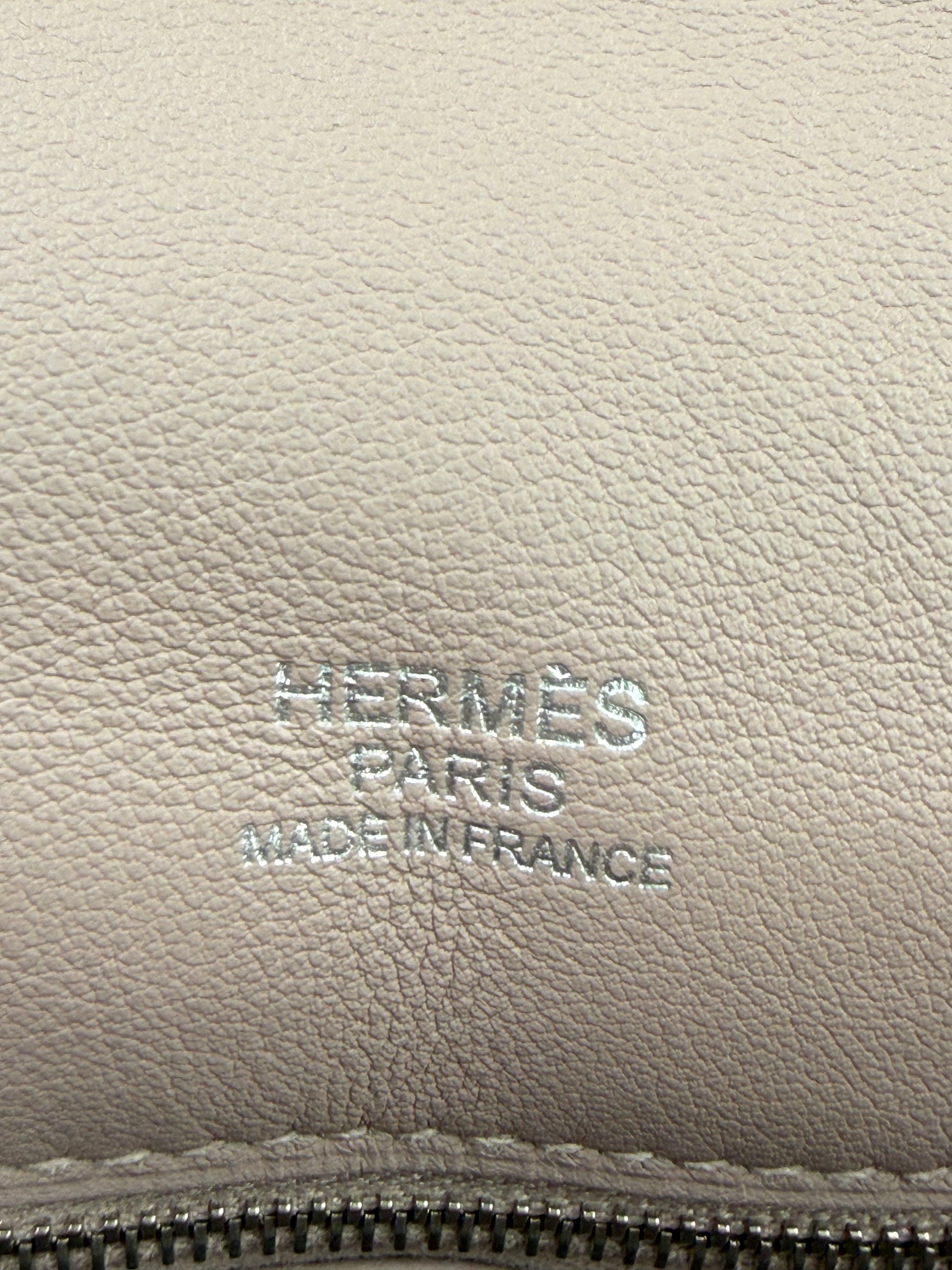 HERMÈS Berline 29 taupe PHW Echtleder mit Prägung „HERMÈS PARIS MADE IN FRANCE“ zweifarbige Naht