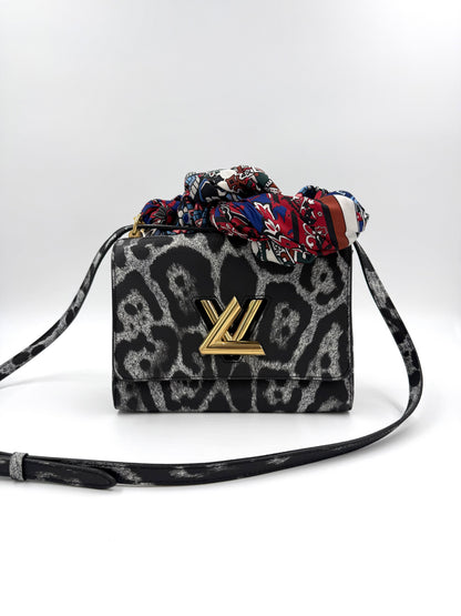 LOUIS VUITTON Twist MM Cat Print Gris graue Designerhandtasche mit Leopardenmuster und Schulterriemen