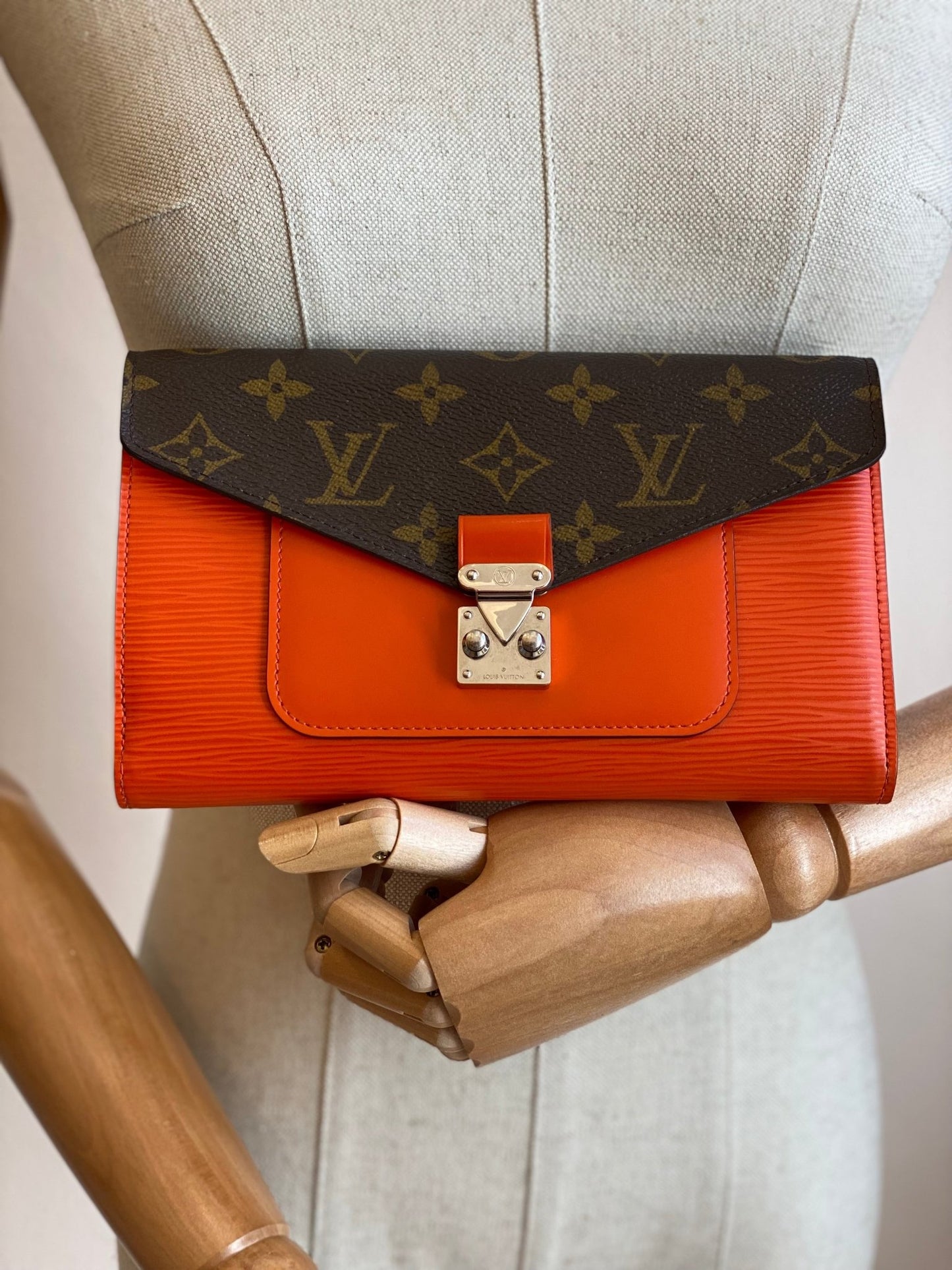 LOUIS VUITTON Marie Rose Portemonnaie Epi orange - Clutch & Macarons - MI1113 - Clutch & Macarons - 