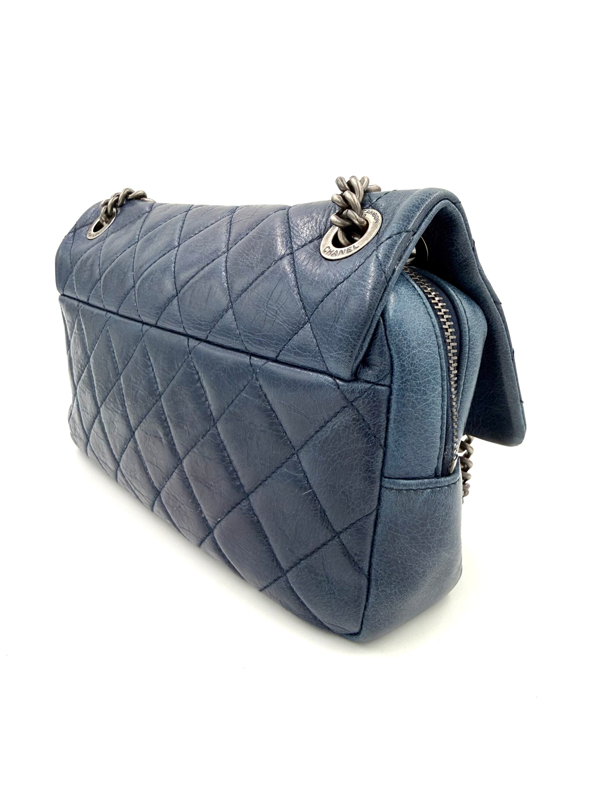 CHANEL Single Flap Coco Pleats Marineblau aus hochwertigem gestepptem Leder mit silberner Kettendetailierung
