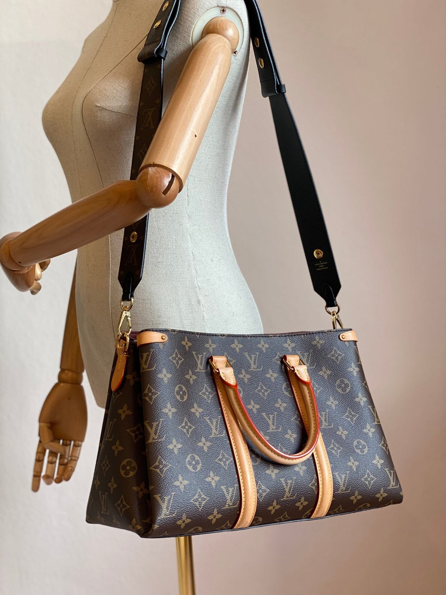 LOUIS VUITTON Soufflot MM Monogram Canvas mit Schulterriemen - Clutch & Macarons - Clutch & Macarons - 