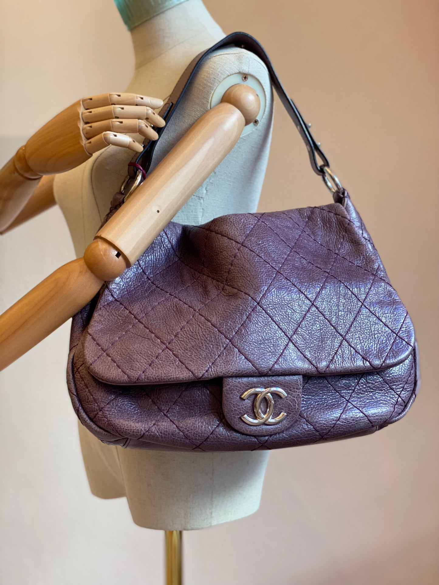 CHANEL Single Flap Bag "On the road" XL violett