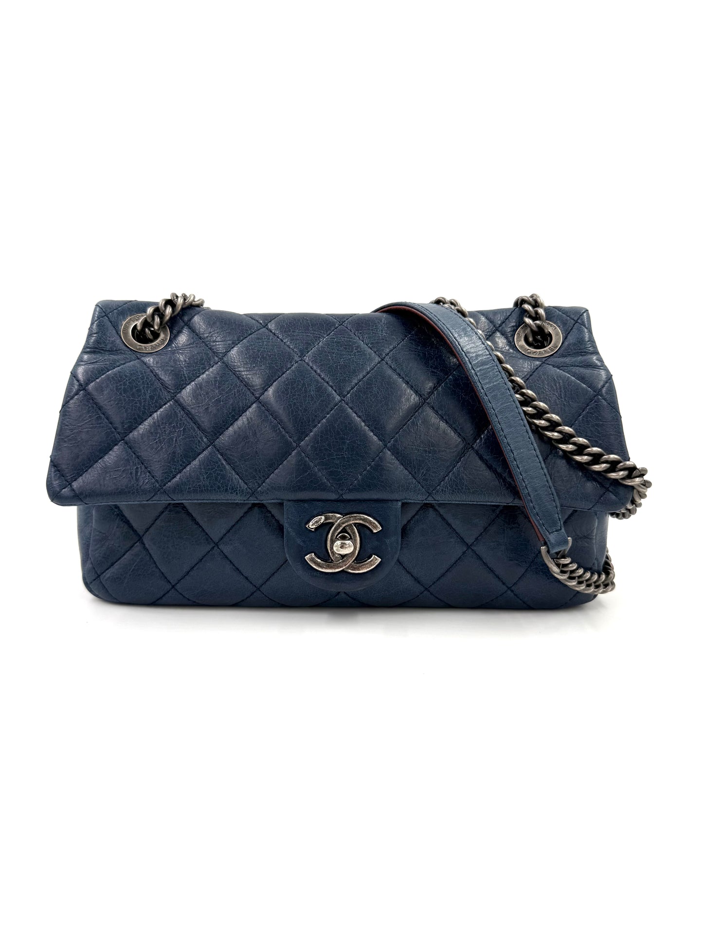 CHANEL Single Flap Coco Pleats Marineblau aus gestepptem Leder mit silberner Metallkette und Logoverschluss