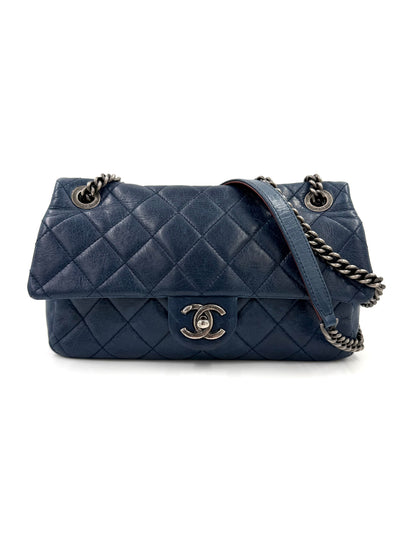 CHANEL Single Flap Coco Pleats Marineblau aus gestepptem Leder mit silberner Metallkette und Logoverschluss
