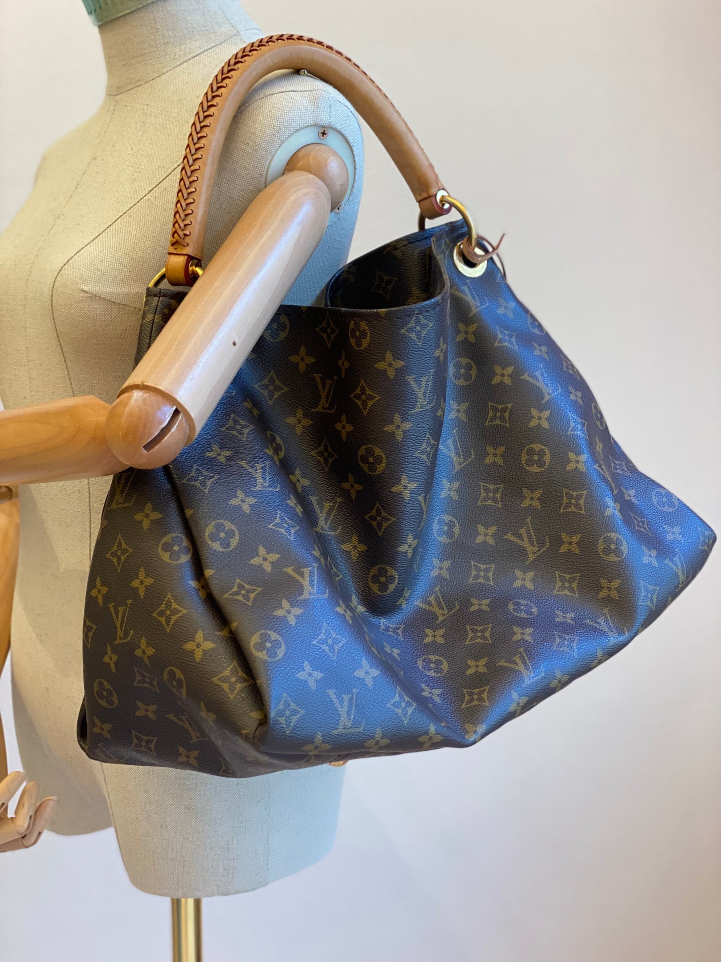 LOUIS VUITTON Artsy MM Monogram Canvas