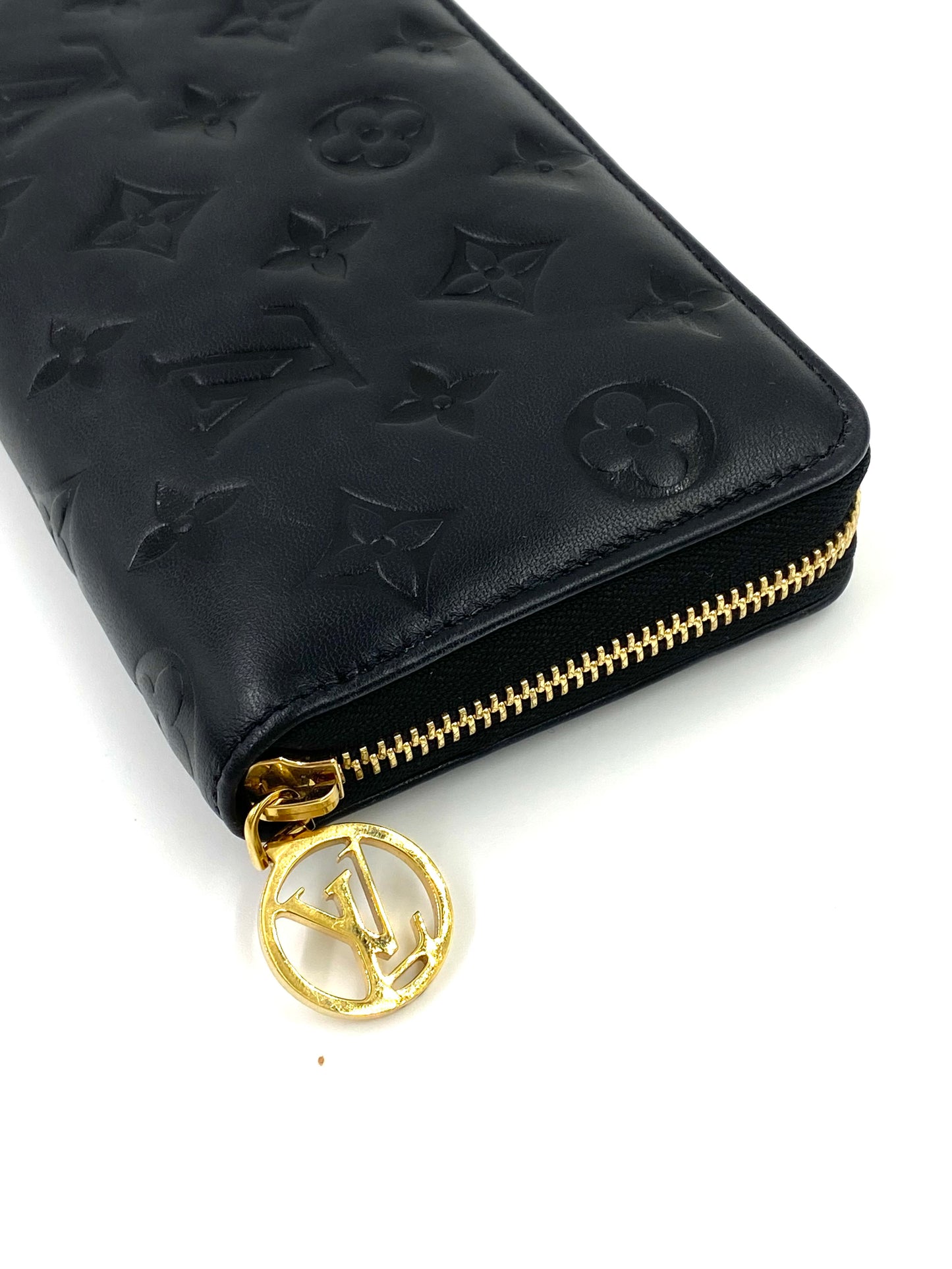 LOUIS VUITTON Zippy Coussin Monogram schwarz