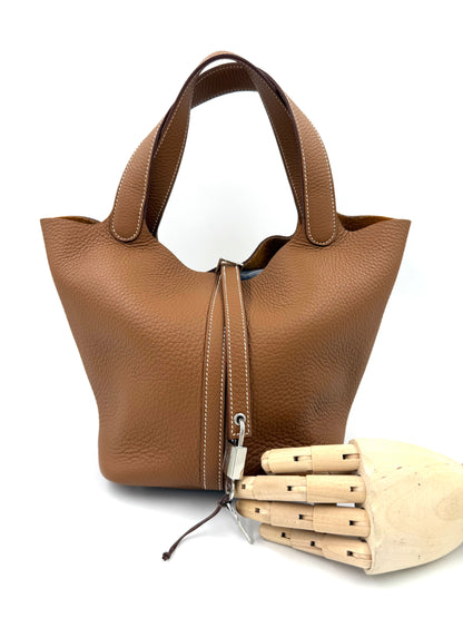 Hochwertige HERMÈS Picotin 26 Lock Clemence gold PHW Designer-Handtasche aus genarbtem Leder, second hand, elegant und zeitlos.
