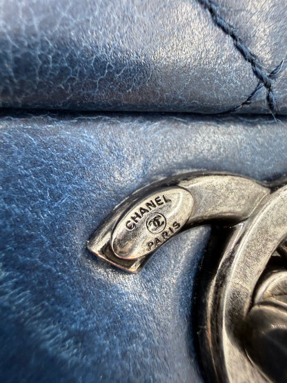 CHANEL Single Flap Coco Pleats Marineblau mit silberfarbenem Logodetail auf weichem, leicht glänzendem Leder