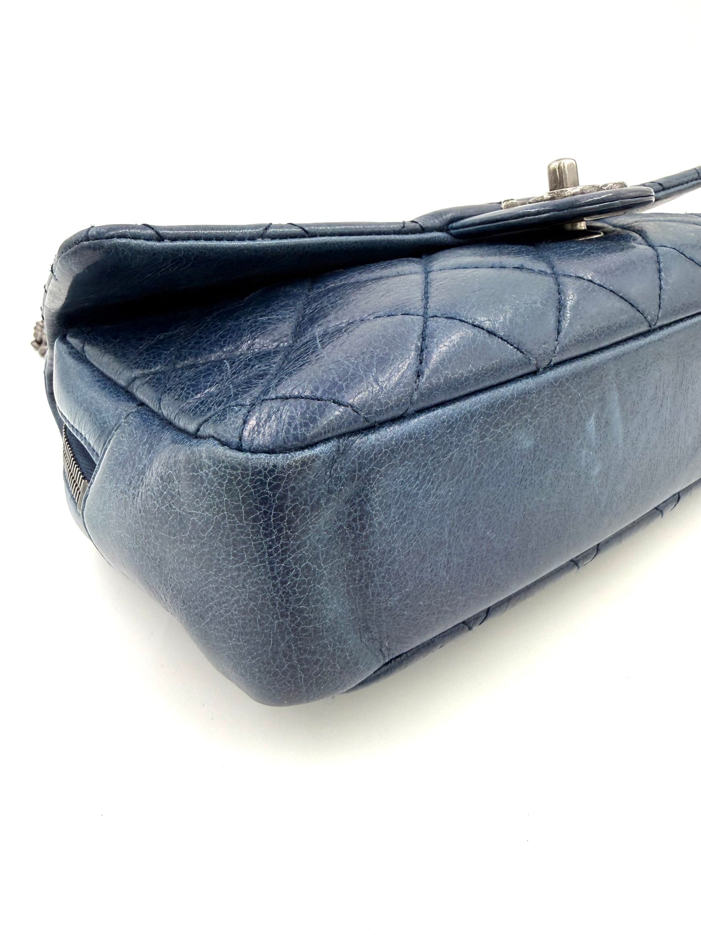 CHANEL Single Flap Coco Pleats Marineblau aus weichem genarbtem Leder mit dezenter Patina und silbernen Beschlägen