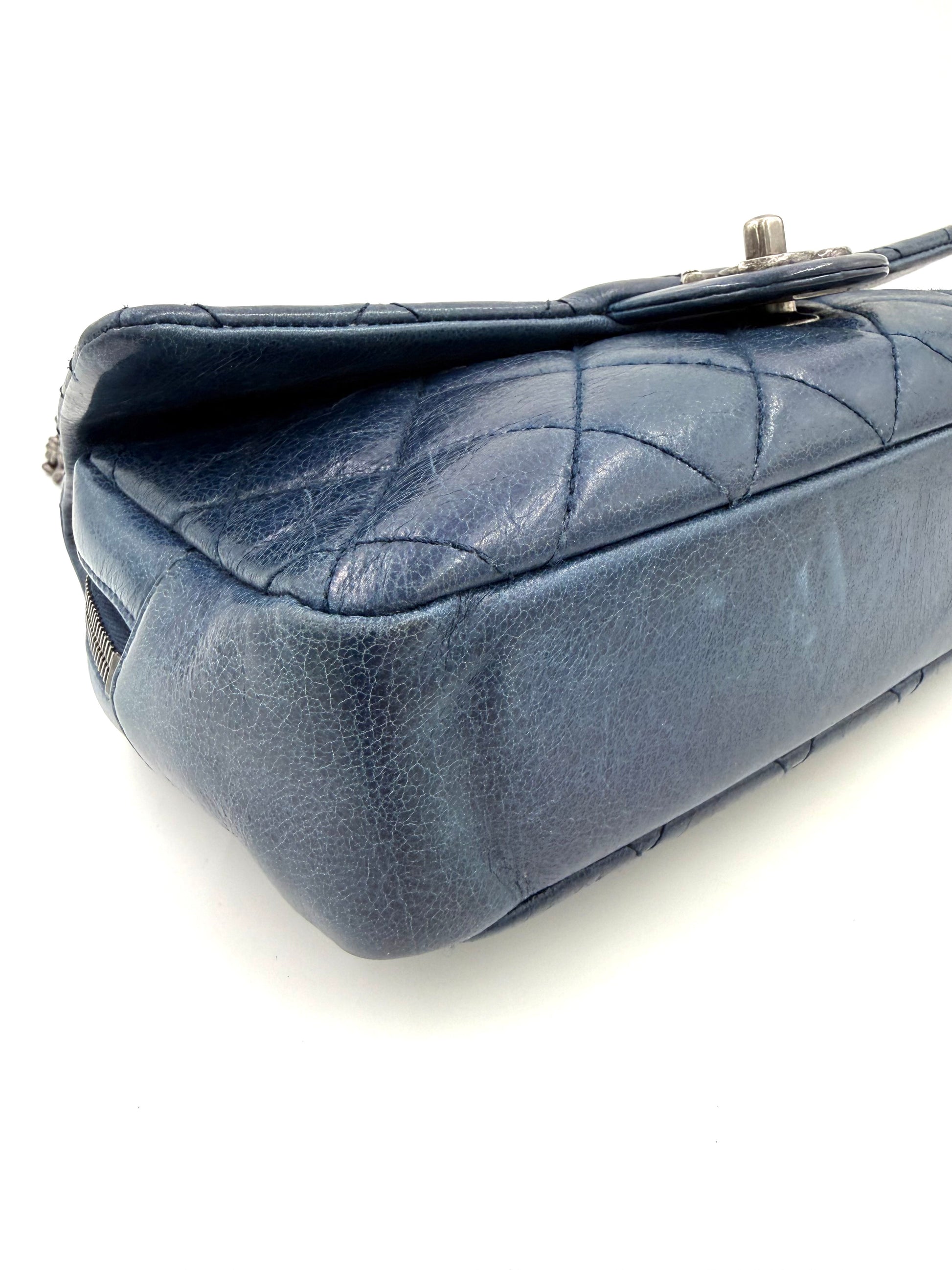 CHANEL Single Flap Coco Pleats Marineblau aus weichem genarbtem Leder mit dezenter Patina und silbernen Beschlägen