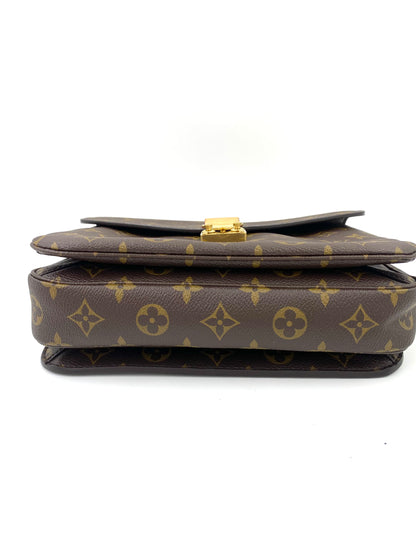 LOUIS VUITTON Pochette Metis Monogram Canvas