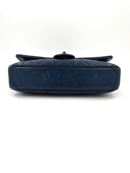 CHANEL Single Flap Coco Pleats Marineblau mit gestepptem Leder und silbernem Verschluss, vintage Designhandtasche