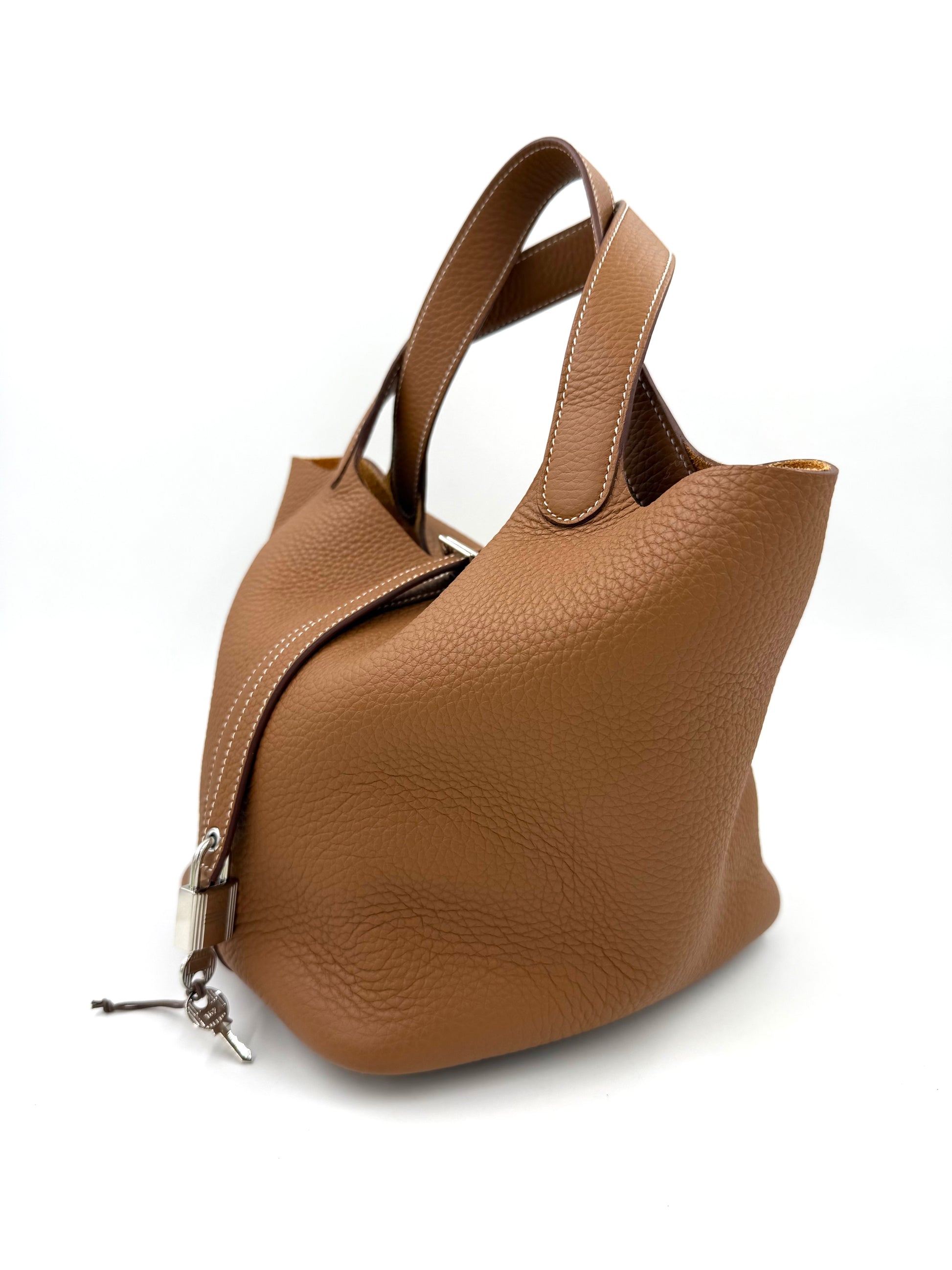 HERMÈS Picotin 26 Lock Clemence gold PHW in braunem genarbtem Leder mit silbernem Schloss und Tragegriffen