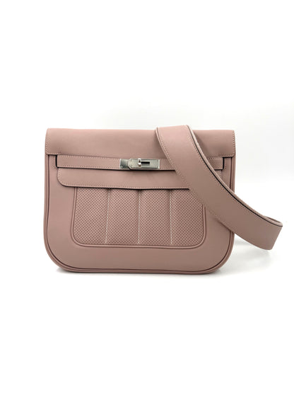 Hochwertige HERMÈS Berline 29 taupe PHW Handtasche aus feinem Leder mit silberner Schnalle, elegant und nachhaltig.